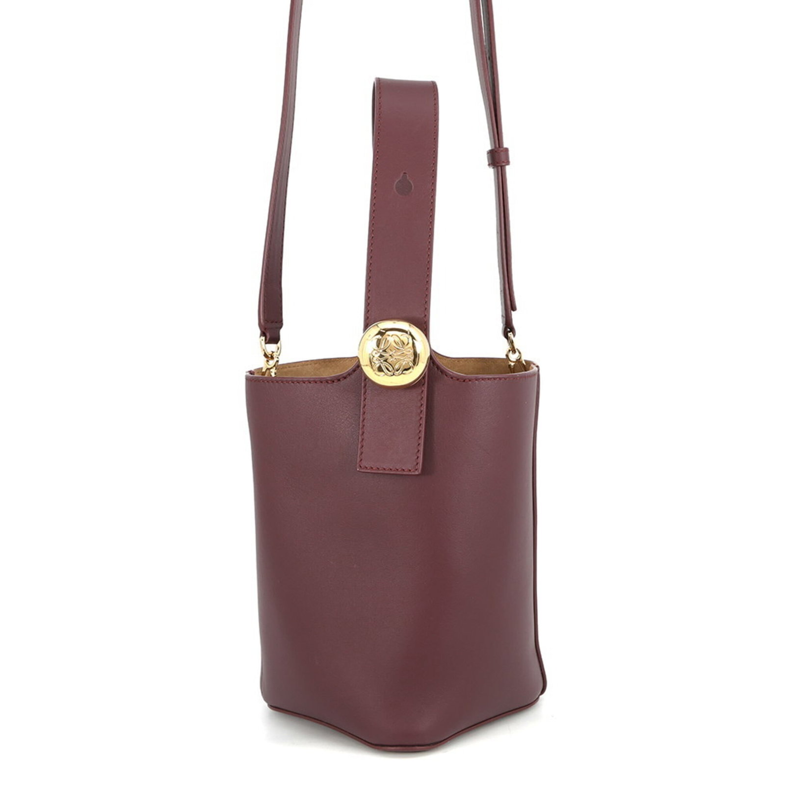 Shoulder Bag Leather Loewe Handbag: Shoulder Bag Leather Loewe Handbag Bordeaux leather shoulder bag from Loewe, Spain, featuring a classic design with a 19.5cm x 16cm x 15.5cm size. This stylish handbag boasts high-quality leather
