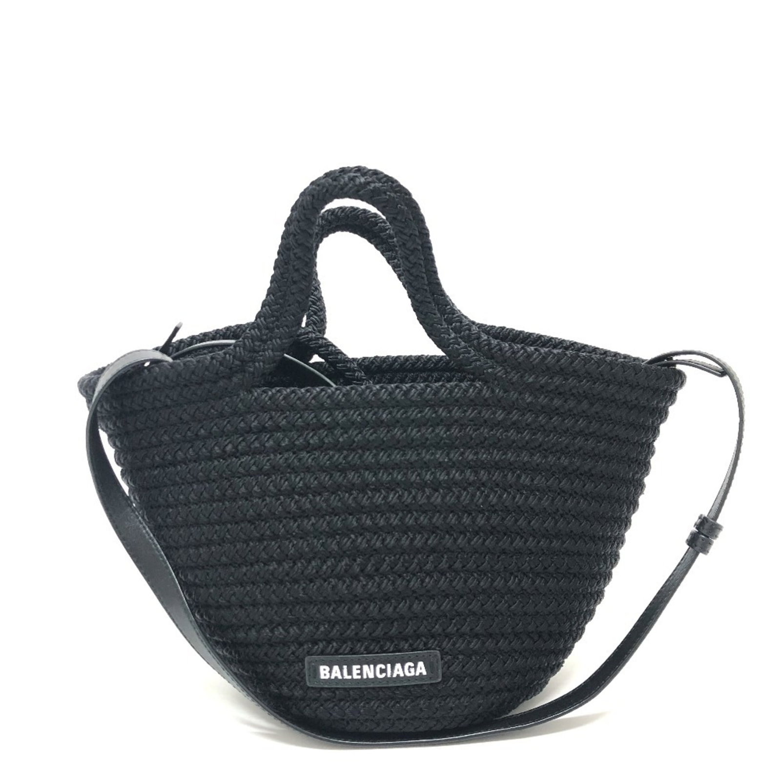 Nylon Leather Shoulder Bag Basket: Nylon Leather Shoulder Bag Basket Nylon leather shoulder bag basket with a sleek black design, featuring lambskin accents and a sturdy shoulder strap for easy carrying. Measuring 19cm x 18cm x 15cm,