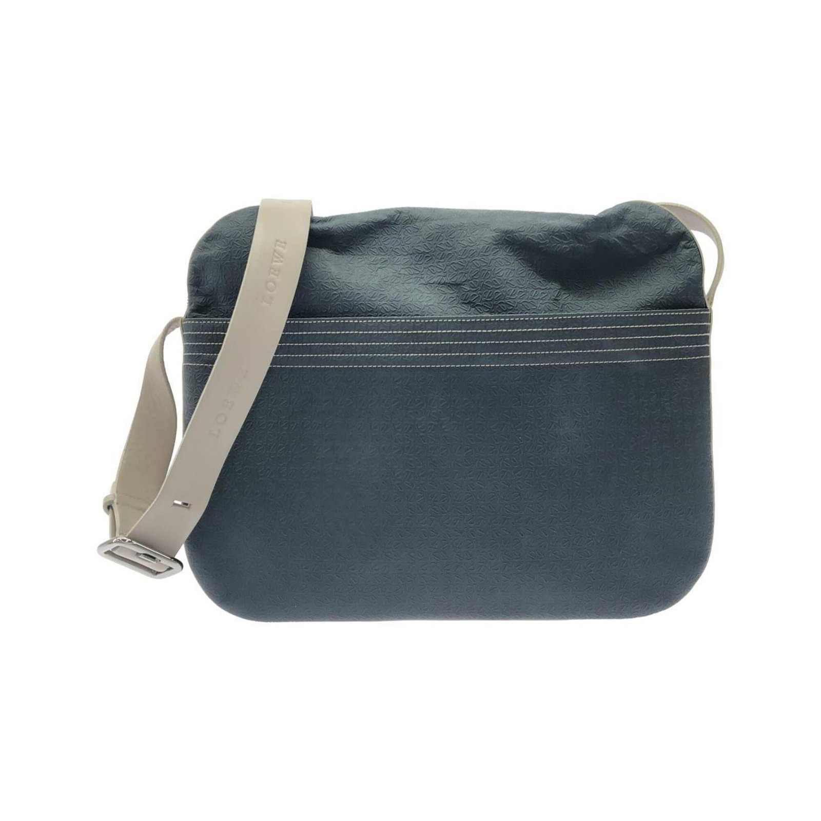 Loewe Pouch Shoulder Bag Pvc: Loewe Pouch Shoulder Bag Pvc This blue Loewe Pouch Shoulder Bag is crafted from PVC, featuring a sleek and modern design. Measuring 25.5cm x 36cm x 5.5cm, it offers a compact and stylish way to carry