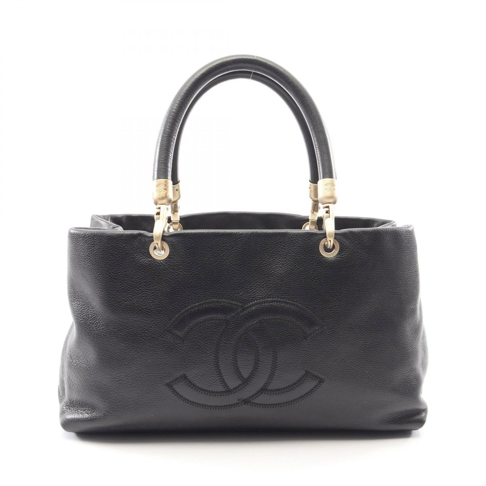 Calfskin Handbag Chanel: Calfskin Handbag Chanel Grained calfskin handbag with sleek black finish, measuring 22cm x 33cm x 12cm. This classic Chanel design boasts a timeless elegance, perfect for everyday use. Made from
