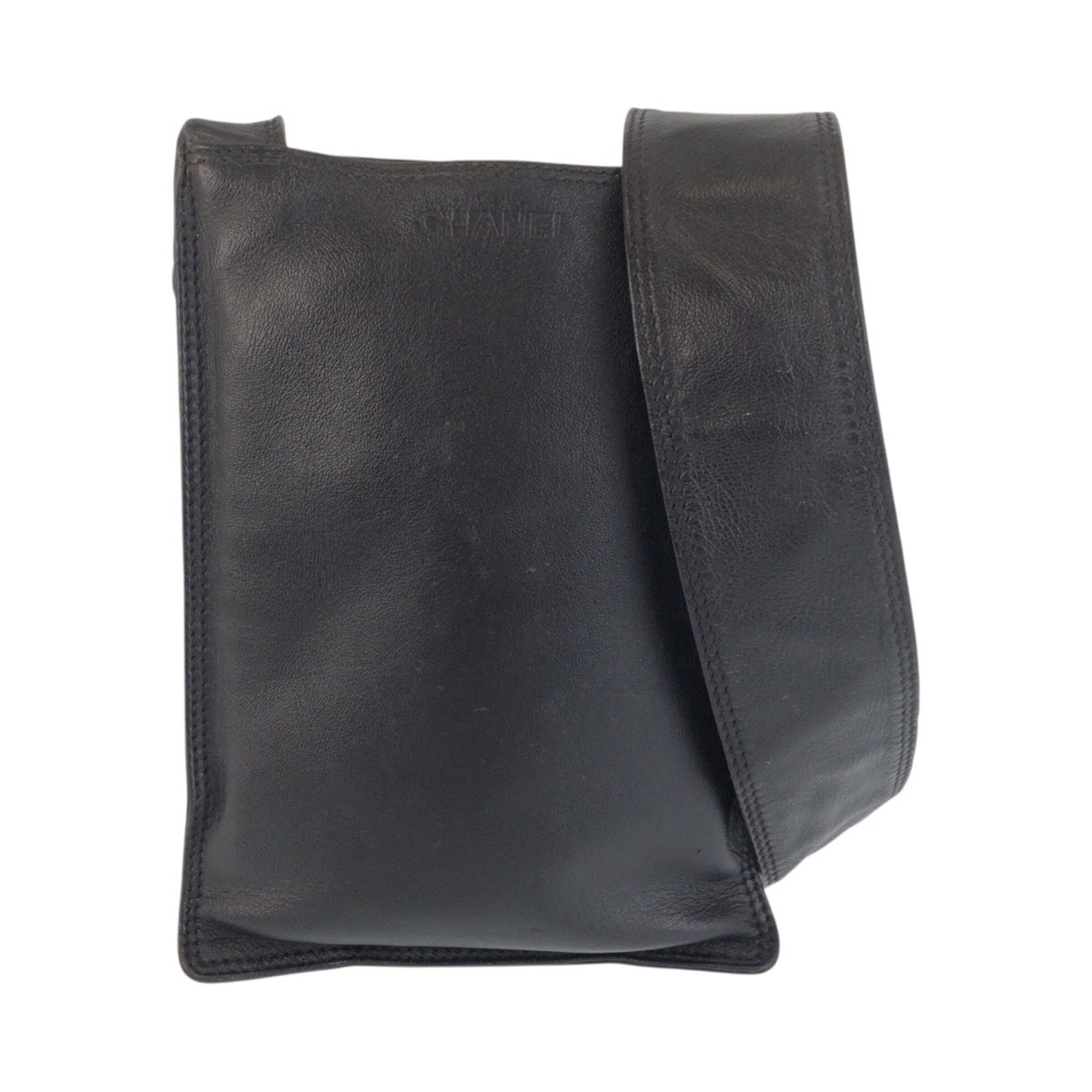 Chanel Pochette Leather Bag Shoulder: Chanel Pochette Leather Bag Shoulder Black leather pochette shoulder bag from Chanel, measuring 22cm x 16cm x 5.00mm. This classic design features sleek lines, timeless elegance, and premium leather
