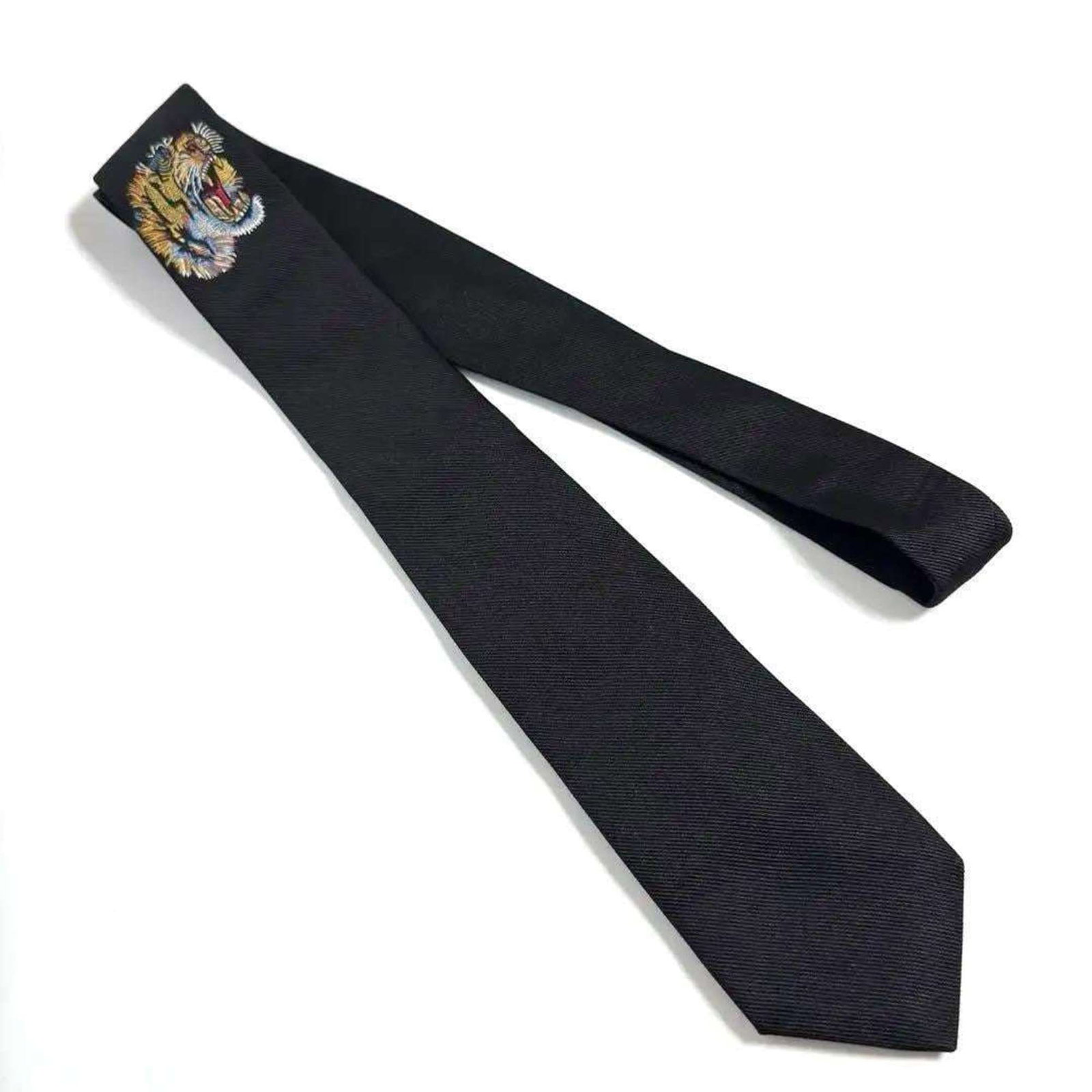 Silk cravat Gucci: Silk cravat Gucci Silk cravat from Gucci, measuring 149cm in length and 7cm in width, presented in a box. This black silk cravat is made from high-quality material. A Gucci cravat for men. Item