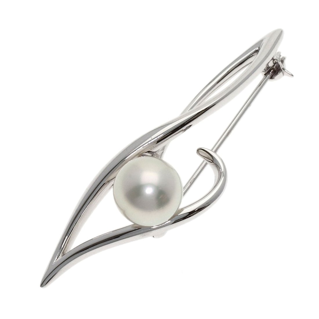 K18 White Gold Mikimoto Pearl Brooch Akoya: K18 White Gold Mikimoto Pearl Brooch Akoya K18 White Gold Mikimoto Pearl Brooch Akoya features a stunning silver-toned K18 white gold brooch adorned with a beautiful Akoya pearl. The brooch boasts a