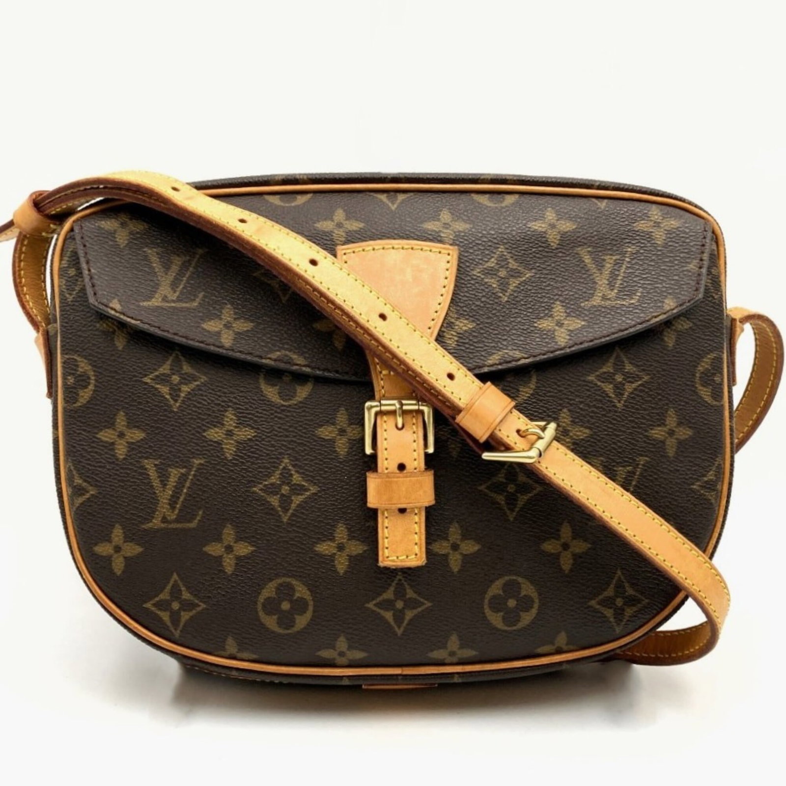 Shoulder Bag Monogram Louis Vuitton: Shoulder Bag Monogram Louis Vuitton Monogrammed with a distinctive brown color, this Louis Vuitton shoulder bag boasts a classic design and a sturdy build, weighing in at 548g. The bag's 131cm strap l
