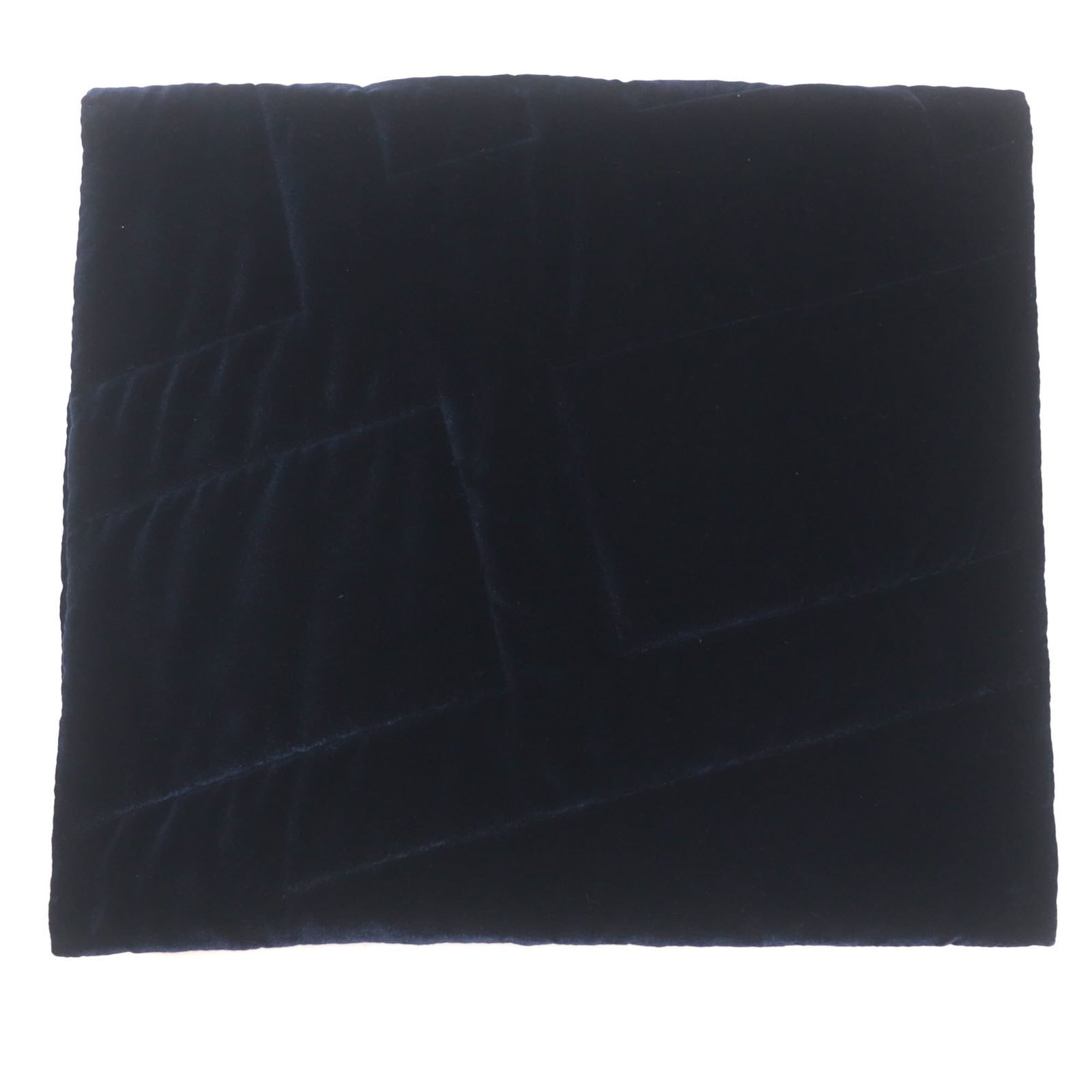 Silk Shawl Hermes 100: Silk Shawl Hermes 100 Silk Shawl Hermes 100 is a navy blue shawl made from 100% silk, measuring 1.98m x 55cm. This elegant shawl is crafted from high-quality silk, characteristic of the renowned Frenc