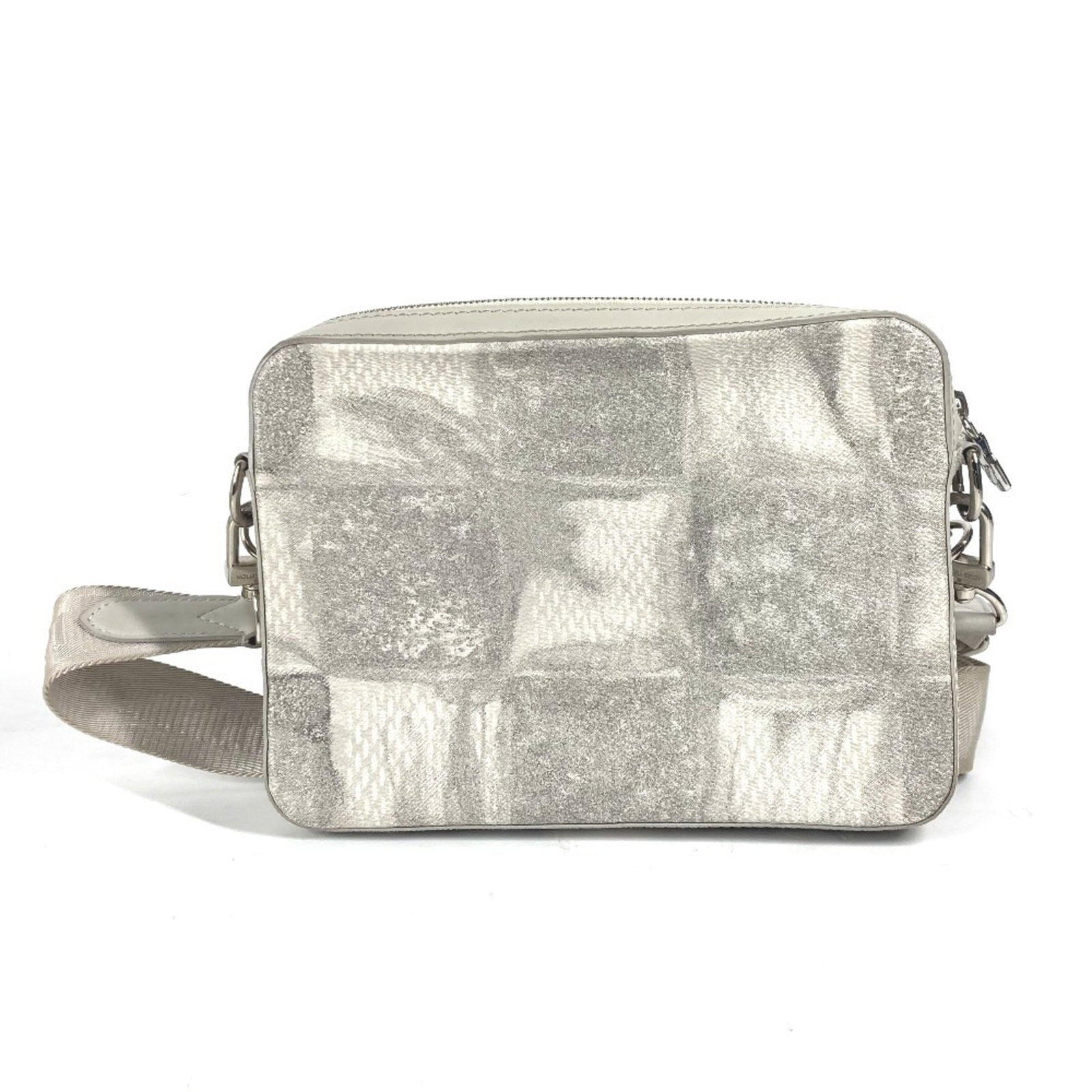 Shoulder Bag Canvas Louis Vuitton: Shoulder Bag Canvas Louis Vuitton Gray Canvas Louis Vuitton Shoulder Bag. This shoulder bag features a canvas material and measures 17.5cm x 24.5cm x 4.5cm. Comes with a box and dust bag. Item