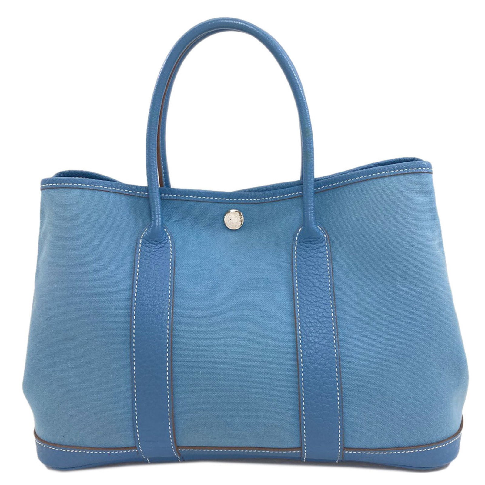 Handbag Toile Hermes Officier: Handbag Toile Hermes Officier Toile de Jouy, a classic design, is featured on this blue jean-colored Handbag Toile Herm?s Officier. Made from high-quality materials, this 20cm x 30cm x 13cm handbag
