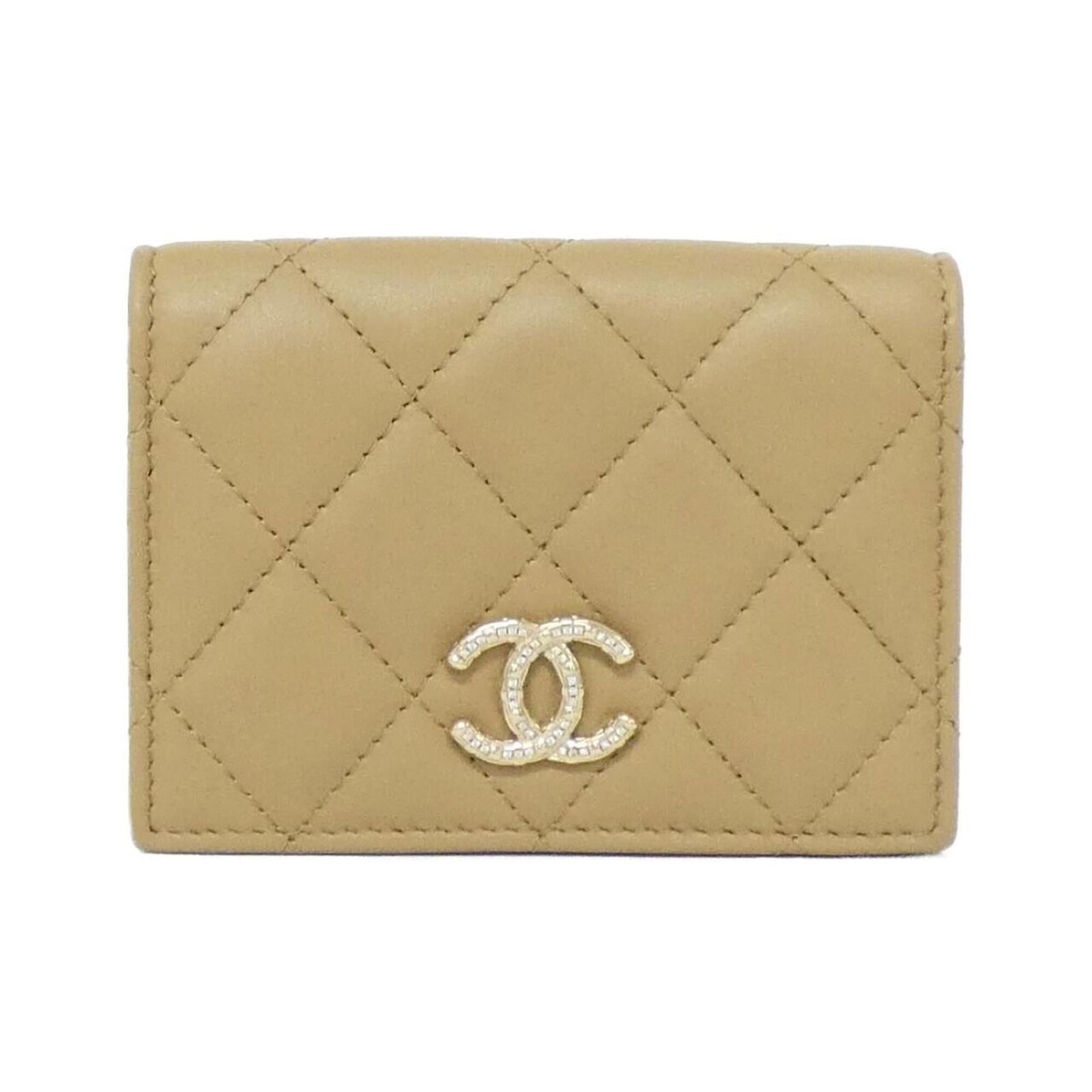 Case Card Chanel: Case Card Chanel Case Card Chanel features a sleek, beige design with a compact 8cm x 10.5cm x 2.5cm size, making it a convenient accessory for everyday use. The card case boasts a classic Chanel styl