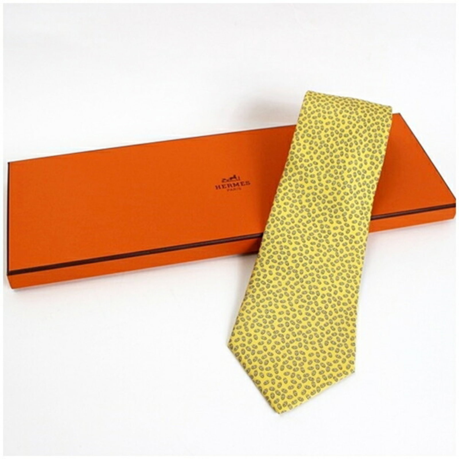 Silk Cravat Hermes: Silk Cravat Hermes Silk cravat in vibrant yellow, crafted from luxurious silk, measures 9cm in width. Comes in a sturdy box for storage and presentation. A stylish accessory for any occasion. Item