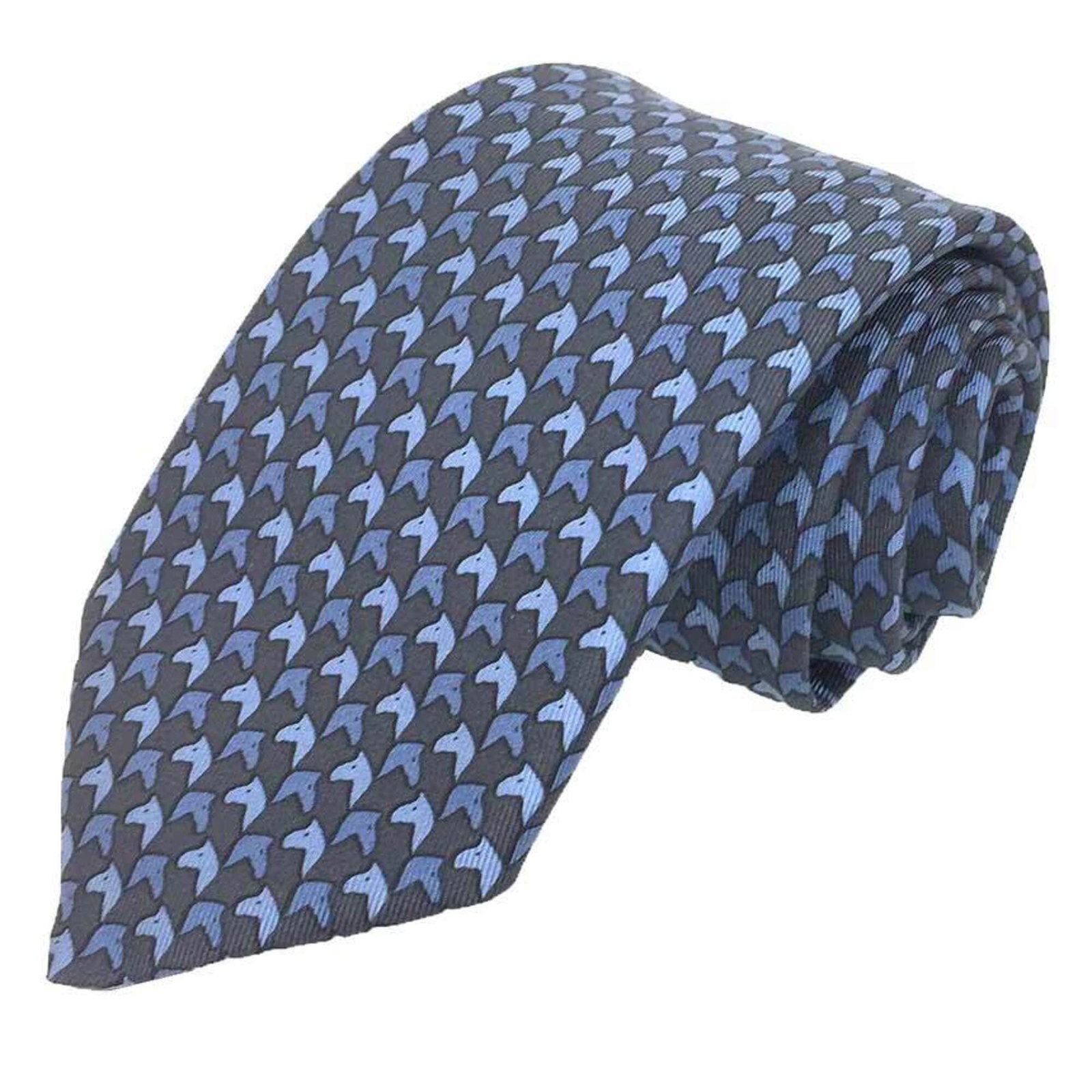 Silk Cravat Hermes: Silk Cravat Hermes Silk Cravat from the renowned French fashion house Hermes, crafted from high-quality silk with a navy color and a width of 7cm. This elegant accessory is presented in a luxurious bo