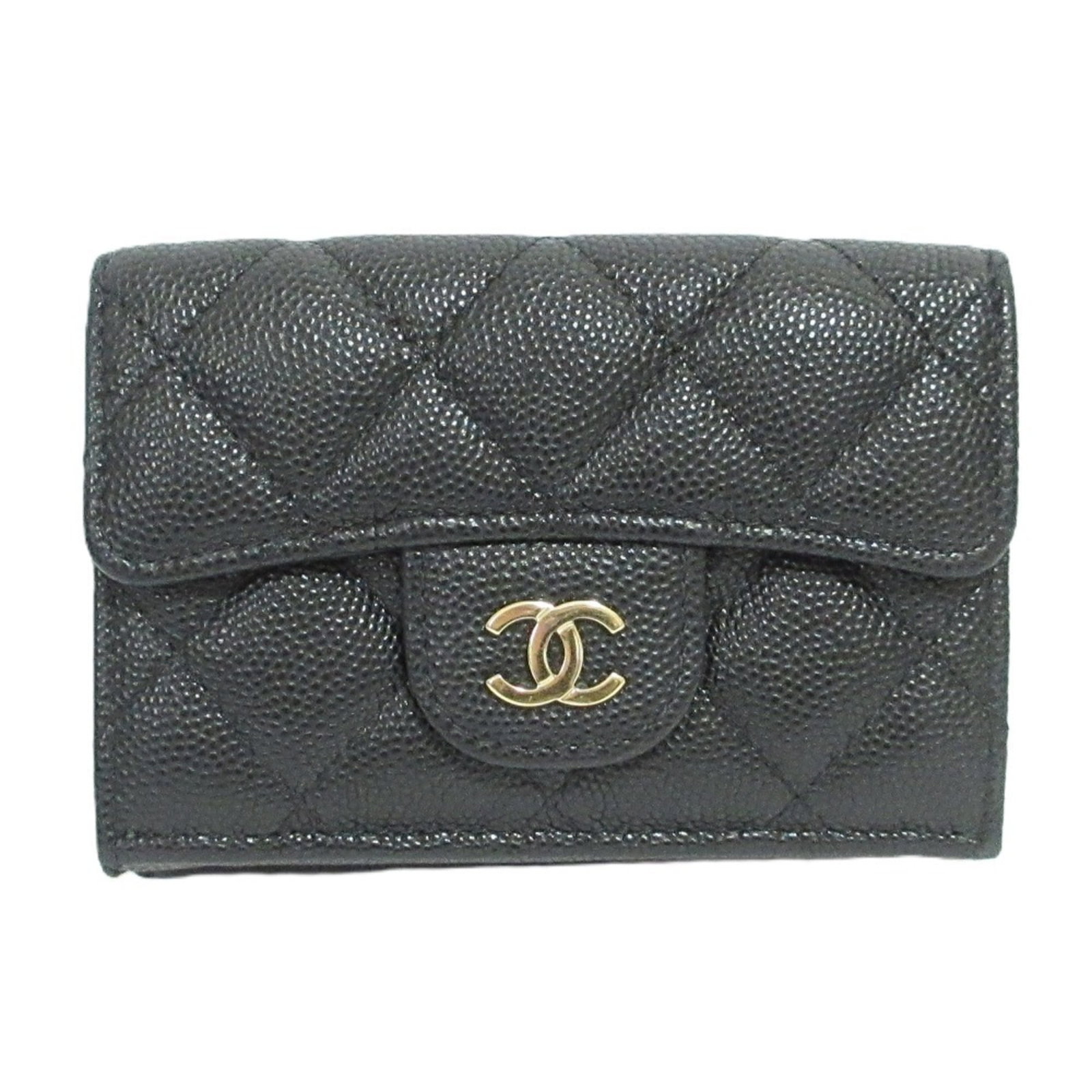 Card of Wallet Chanel: Card of Wallet Chanel This sleek Chanel card wallet is a compact and stylish accessory, measuring 7cm x 10.5cm x 3.5cm. Its black color and minimalist design make it a versatile addition to any purse