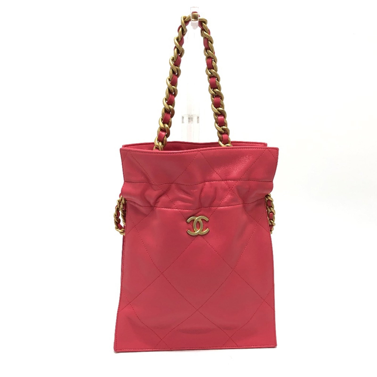 Handbag Leather from Chanel: Handbag Leather from Chanel Pink Chanel handbag made from high-quality leather, featuring a signature design and a 19.7-inch long handle. Measuring 26.5cm x21cm x8.5cm, this stylish bag is a compact a