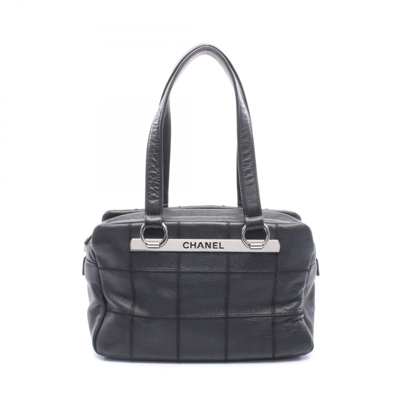 Calfskin Handbag Chanel: Calfskin Handbag Chanel Calfskin Handbag Chanel, 18cm x 28.5cm x 13cm, features a classic design with a black grained calfskin material, making it a timeless and elegant accessory. The bag's dimension