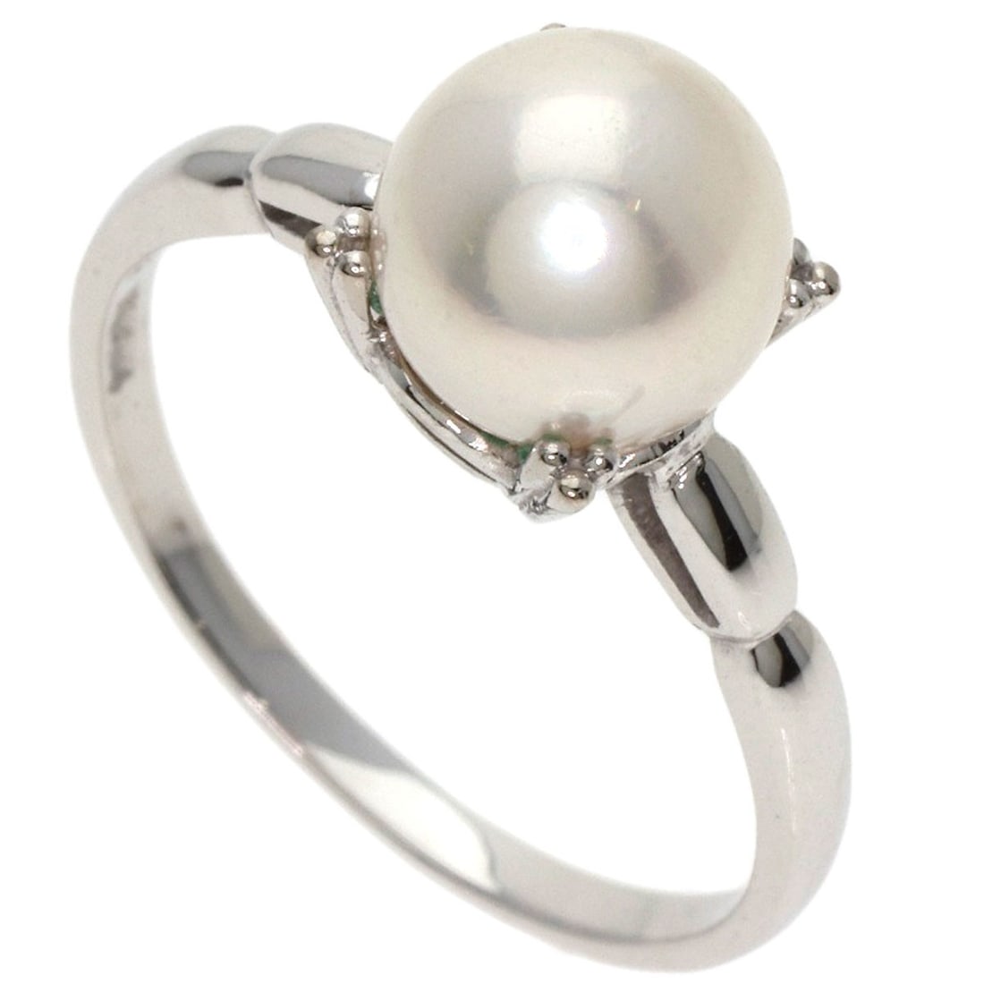 K14 White Gold Pearl Ring Mikimoto: K14 White Gold Pearl Ring Mikimoto K14 White Gold Pearl Ring Mikimoto features a stunning silver-toned K14 white gold setting, adorned with a beautiful pearl. This elegant ring boasts a silver metal