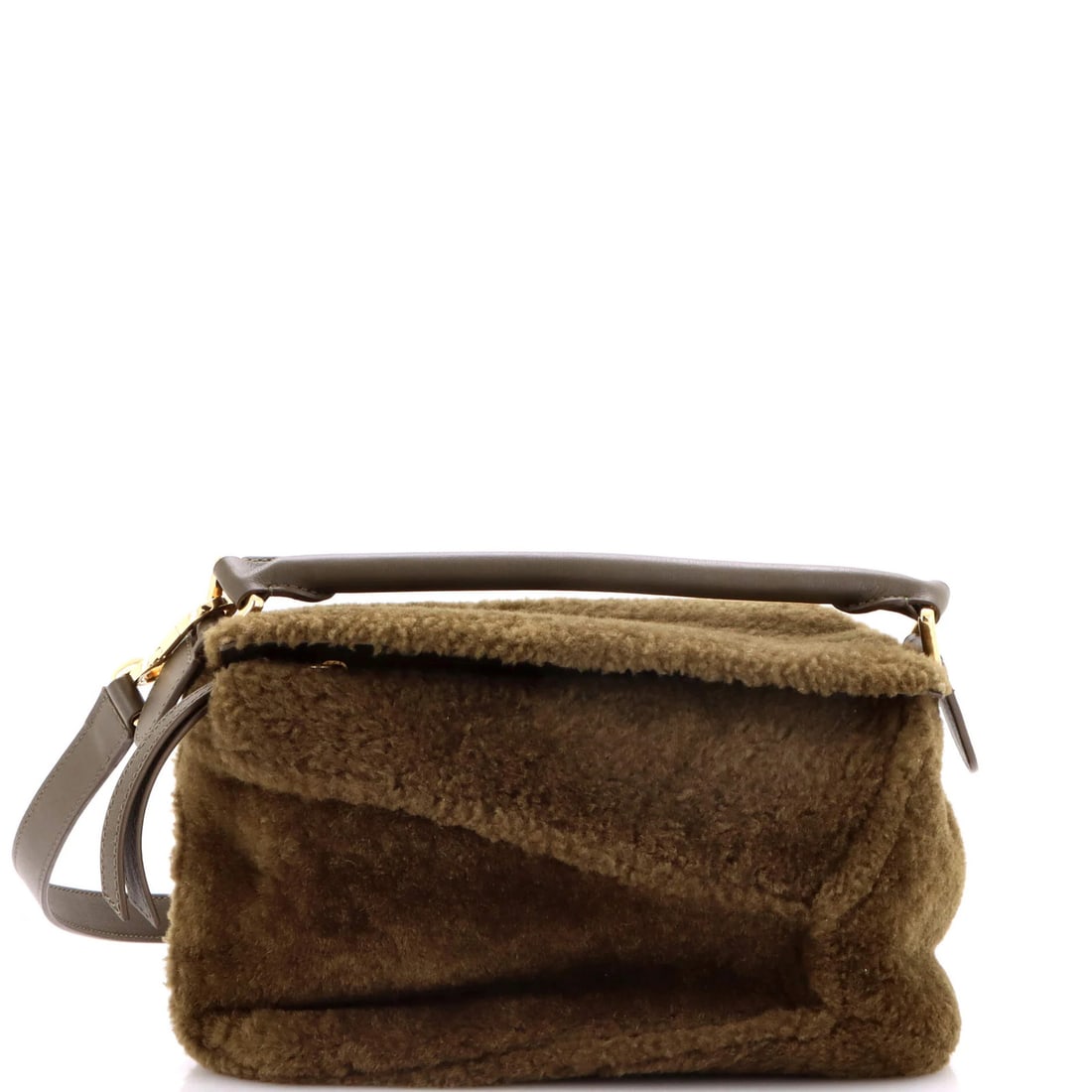 Shearling Puzzle Small Loewe Bag: Shearling Puzzle Small Loewe Bag Shearling Puzzle Small Loewe Bag features a unique green exterior made from high-quality shearling, complemented by a rich brown suede interior. The bag boasts a