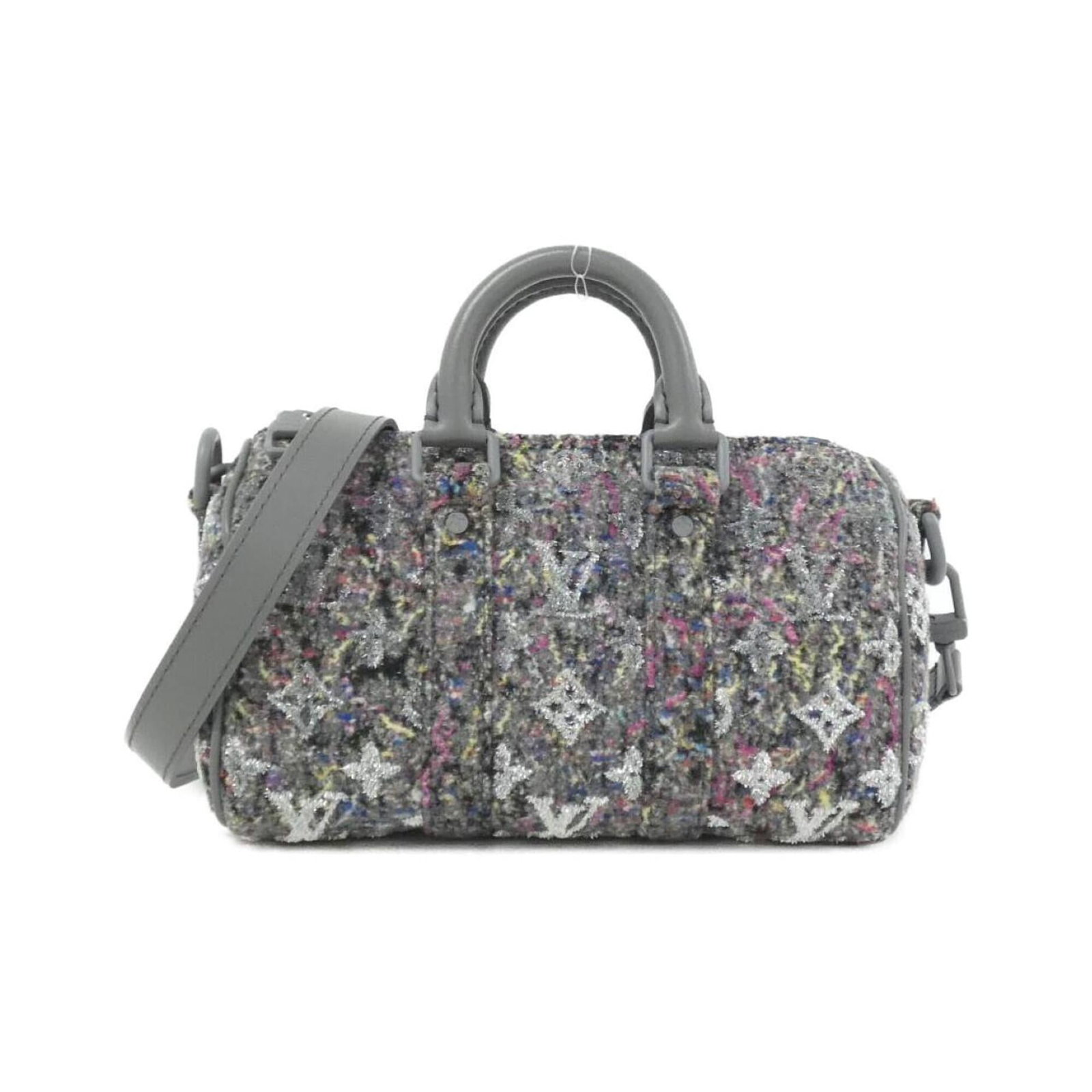 Louis Vuitton Boston Bag Wool Felt: Louis Vuitton Boston Bag Wool Felt The Louis Vuitton Boston Bag Wool Felt is a compact, wool and felt crafted bag with a distinctive Gris color. Measuring 14cm x 21cm x 9cm, it features a unique