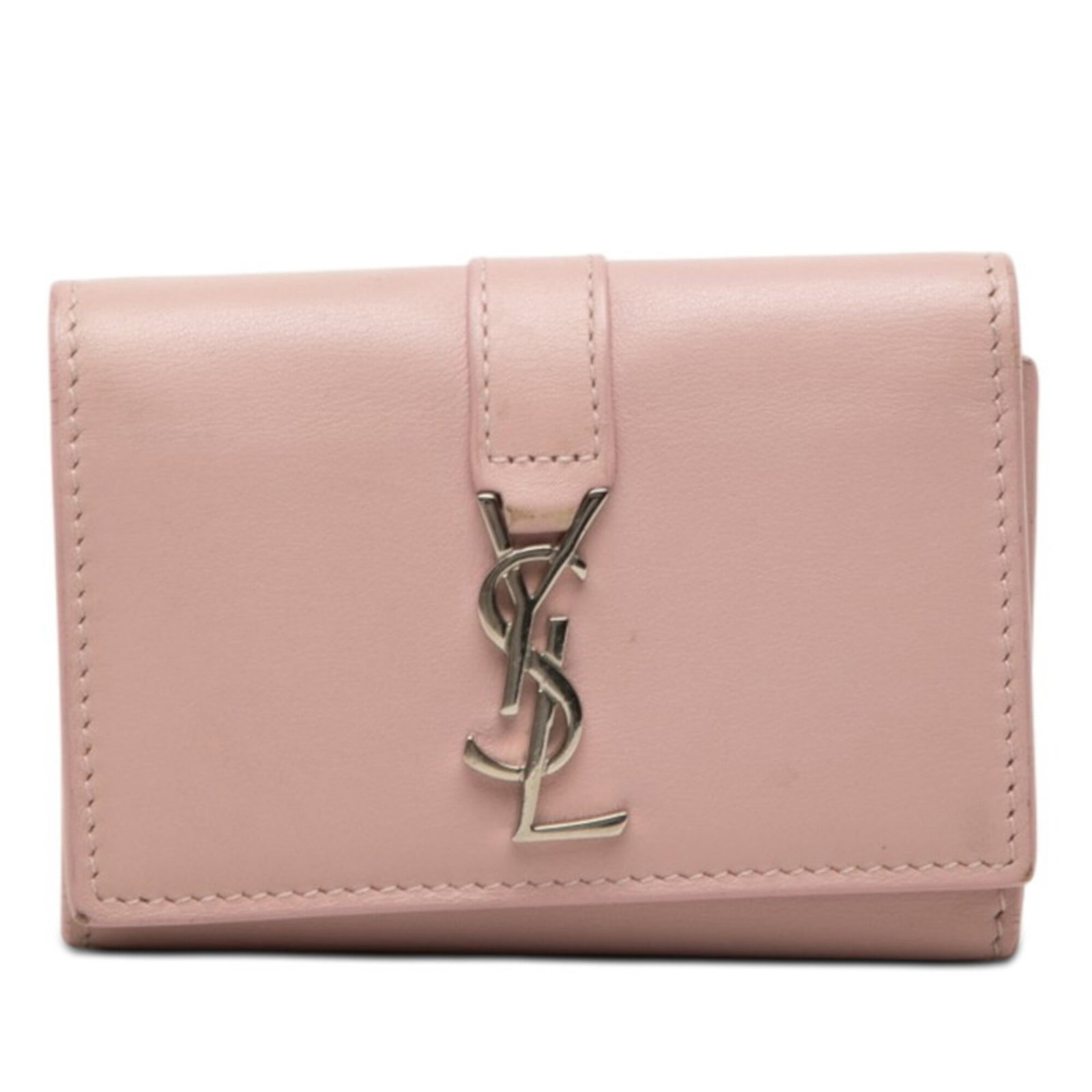 Keycase Saint Laurent Leather: Keycase Saint Laurent Leather The Saint Laurent Leather Keycase is a stylish and compact accessory, featuring a soft pink leather exterior with a button closure. Measuring 7cm x 10cm x 1.5cm, it is a 