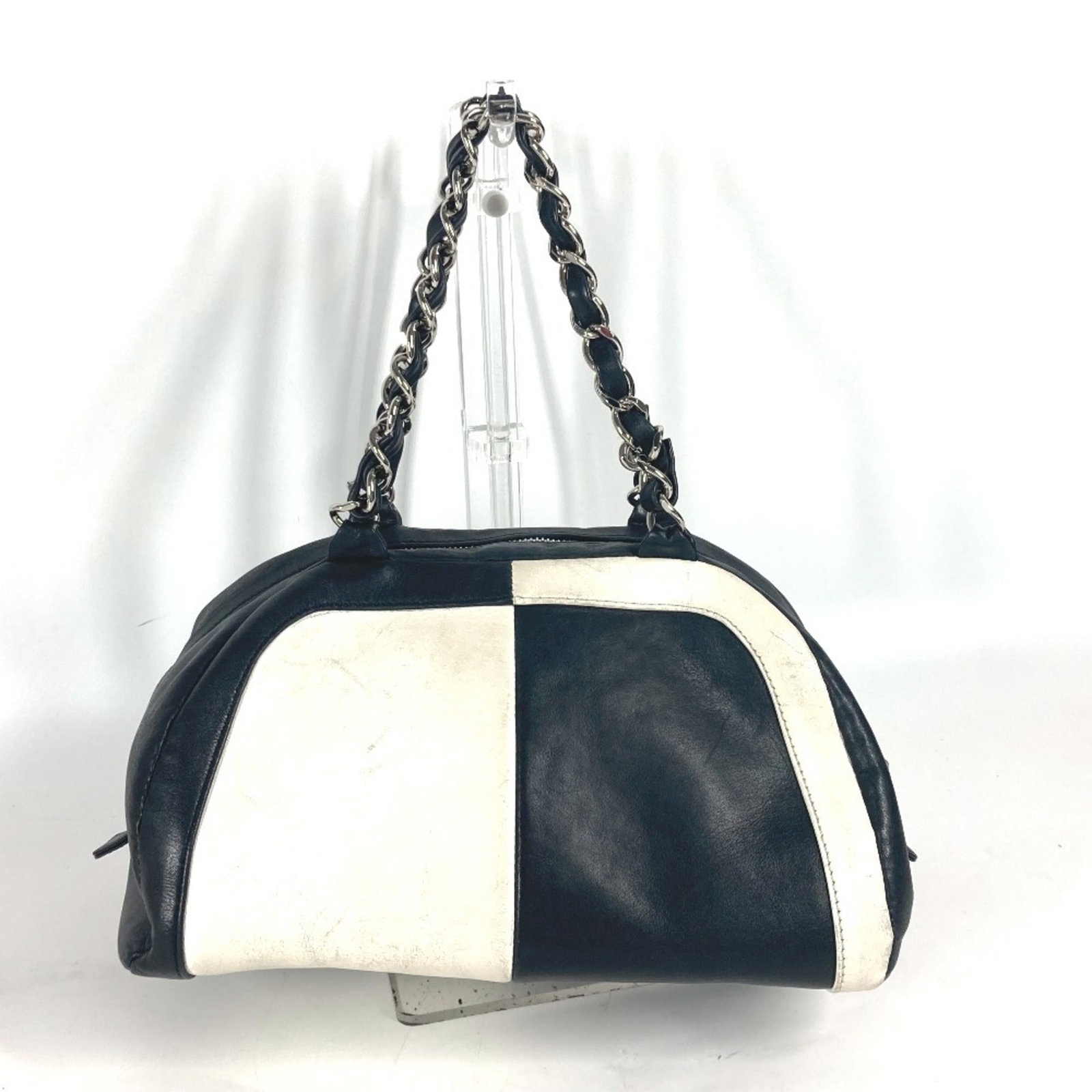 Boston Shoulder Bag Leather Chanel: Boston Shoulder Bag Leather Chanel Boston Shoulder Bag Leather Chanel. This black leather Boston bag from Chanel features a classic design with clean lines and a timeless aesthetic. With its 14.5cm x