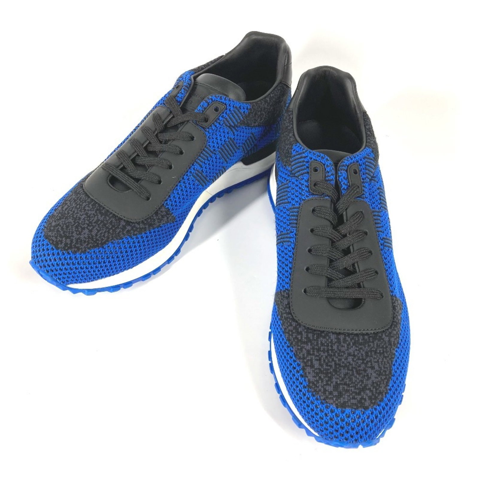 Sneakers Louis Vuitton: Sneakers Louis Vuitton Black or Blue Louis Vuitton sneakers with fabric upper. No padding is present. US size 7. Item Specifics: Brand: Louis Vuitton Type: Sneakers Gender: Men Color: Black, Blue Uppe