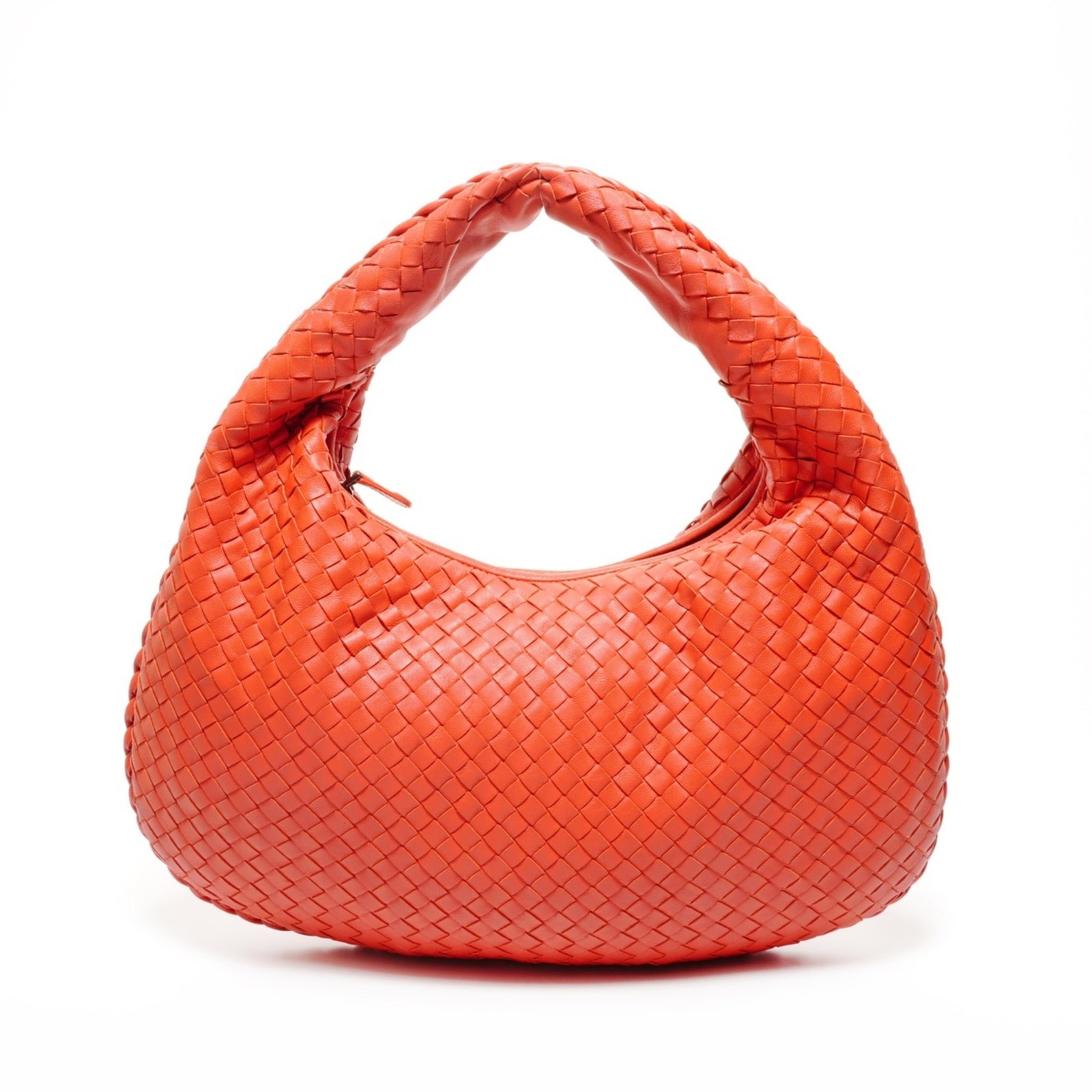 Intrecciato Handbag Bottega Veneta: Intrecciato Handbag Bottega Veneta Intrecciato woven in a vibrant red hue, this Bottega Veneta handbag boasts a timeless design with a classic 24cm x 43cm x 3cm size. The iconic intrecciato material