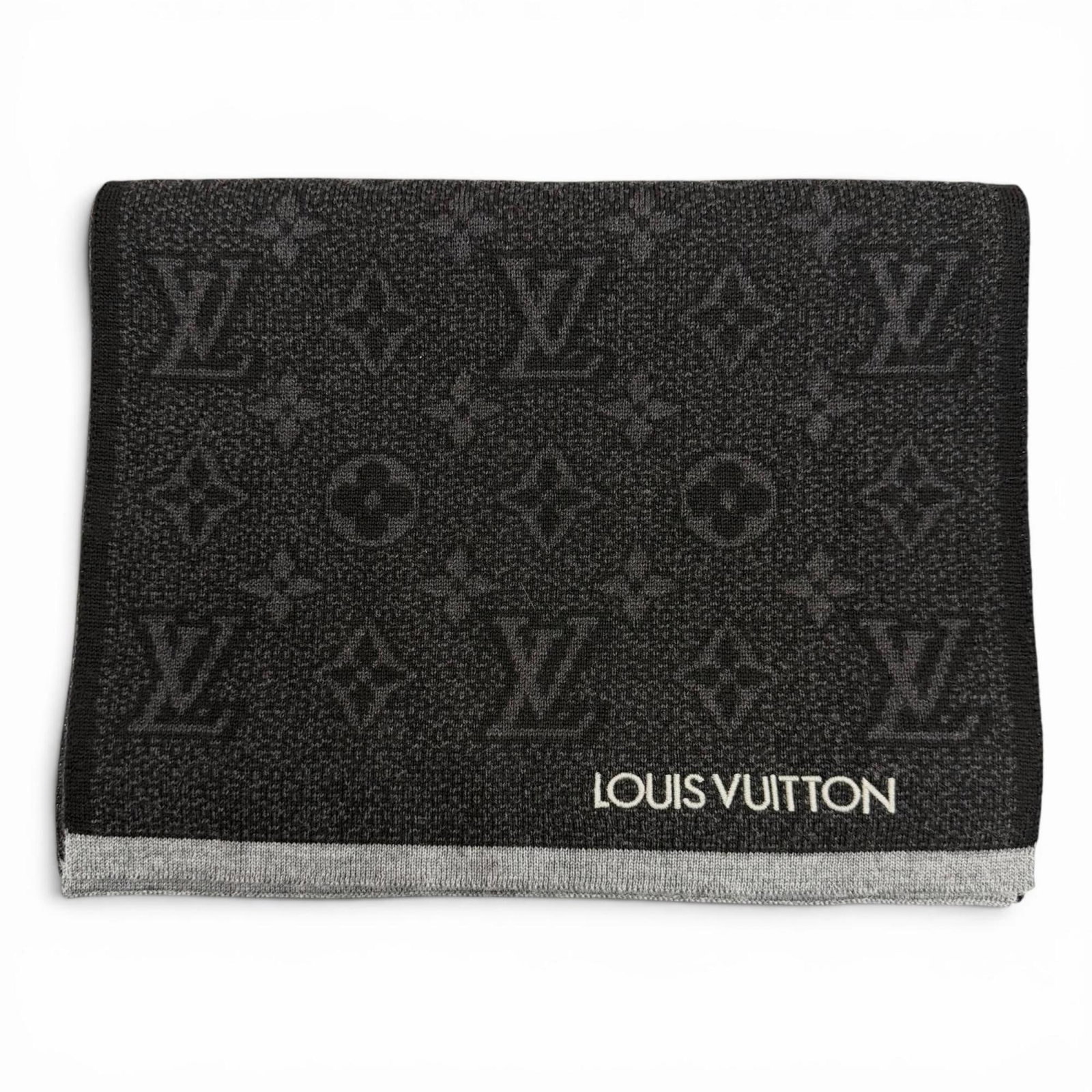 Louis Vuitton Stole Wool: Louis Vuitton Stole Wool Stole Wool from Louis Vuitton measures 1.86m x 29.5cm, combining a substantial length with a compact width, making it a unique and practical piece. The item is crafted from