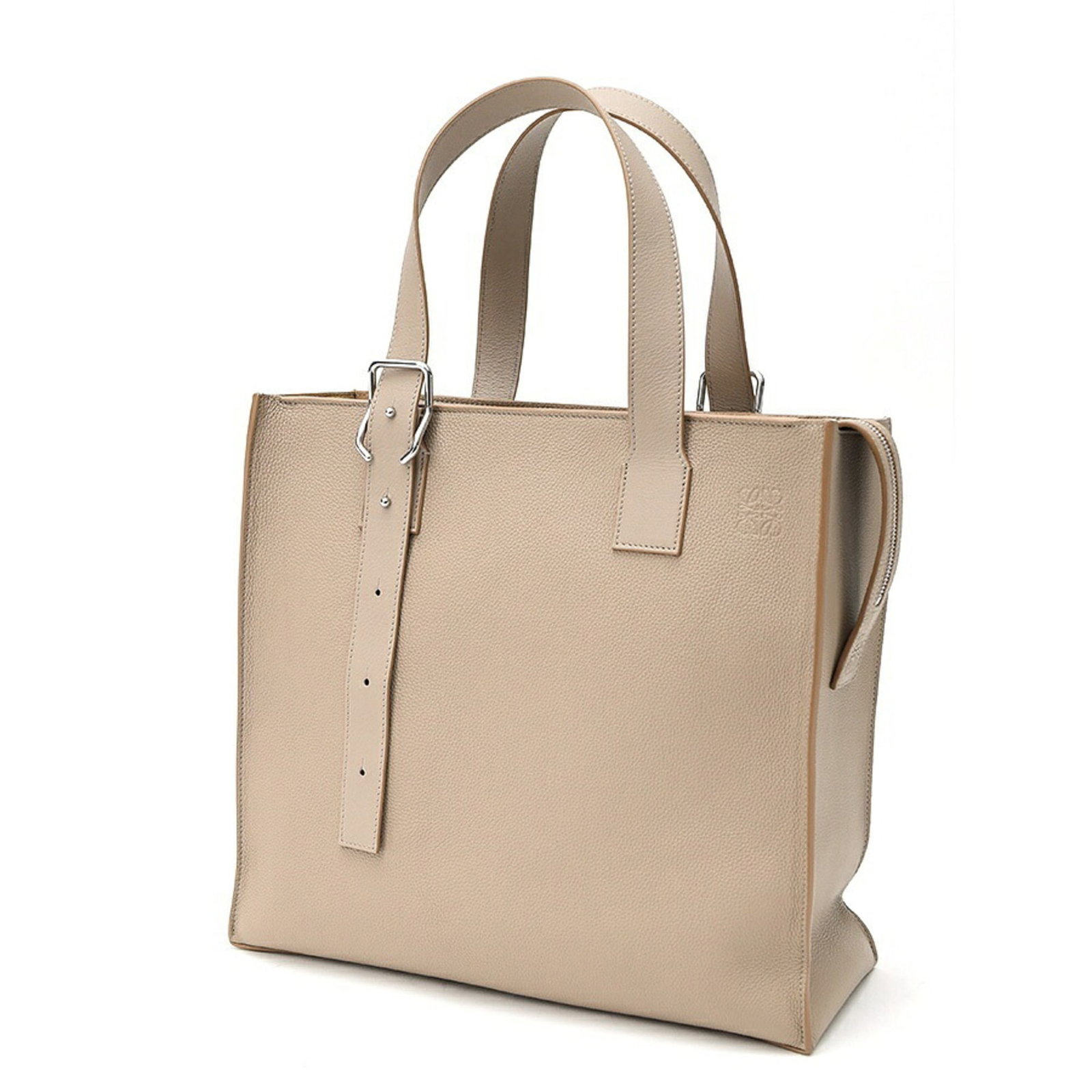 Leather tote bag Loewe: Leather tote bag Loewe Grayish leather Loewe tote bag with a classic design, made from high-quality calfskin. Measuring 33.5cm x 36.5cm x 13cm, it offers a spacious interior and a stylish exterior.