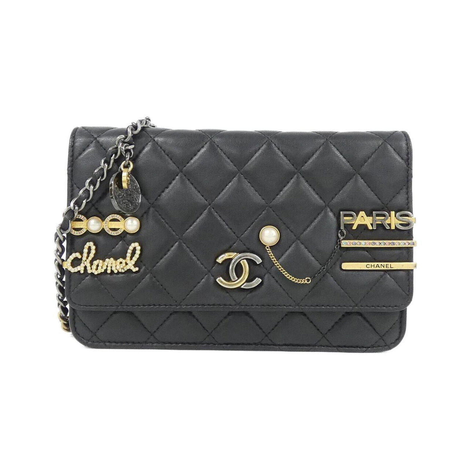 Chain/ Wallet Shoulder Artificial Pearl Leather Chanel: Chain/ Wallet Shoulder Artificial Pearl Leather Chanel Artificial pearl and lambskin leather combine in this sleek, black Chanel shoulder wallet, measuring 12cm x 19cm x 4cm. The luxurious feel of