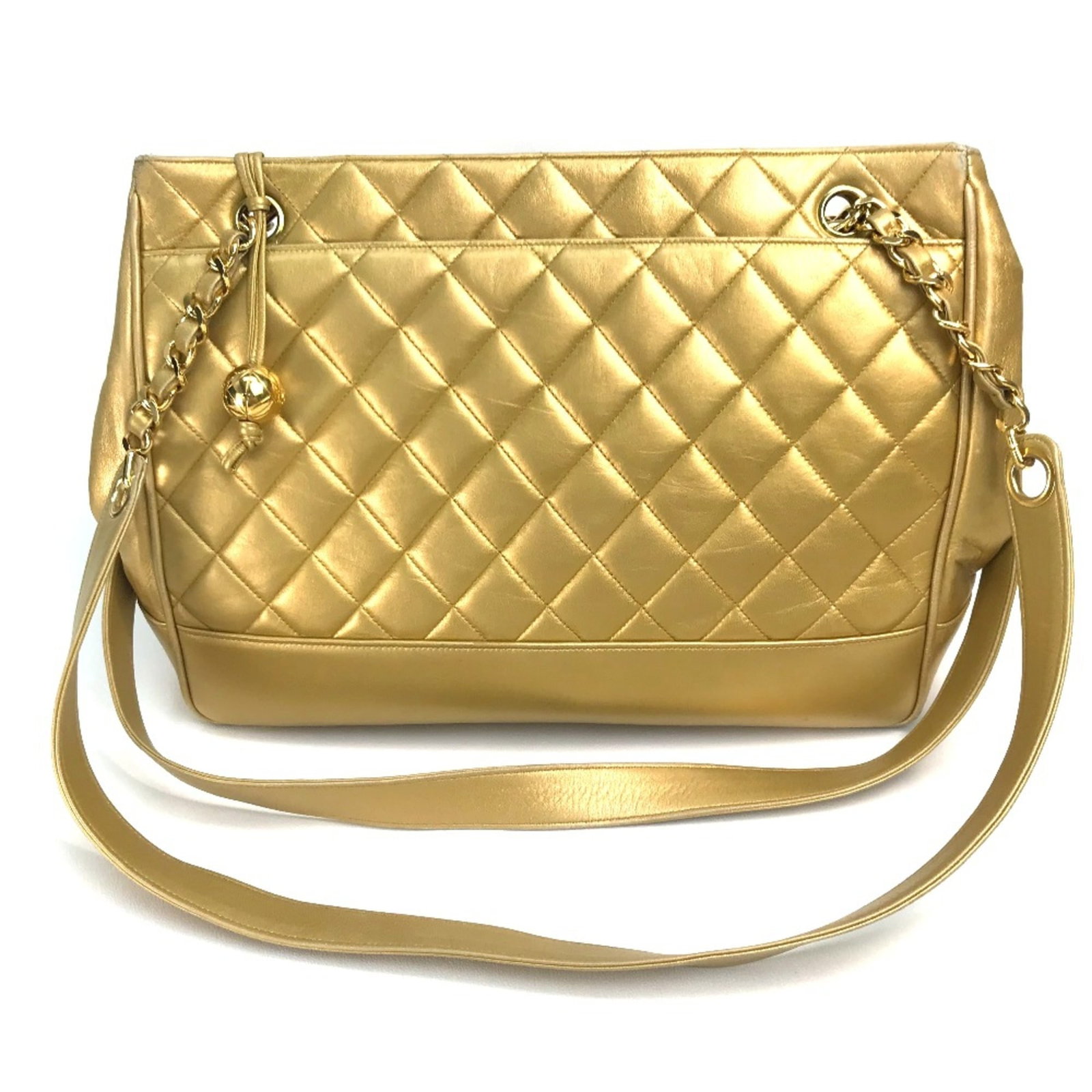 Shoulder Bag Leather Chanel: Shoulder Bag Leather Chanel Gold Leather Shoulder Bag from Chanel, measuring 31cm x 25cm x 6cm, with a serial number of 2354***. This shoulder bag is made of leather and features a gold color. Item