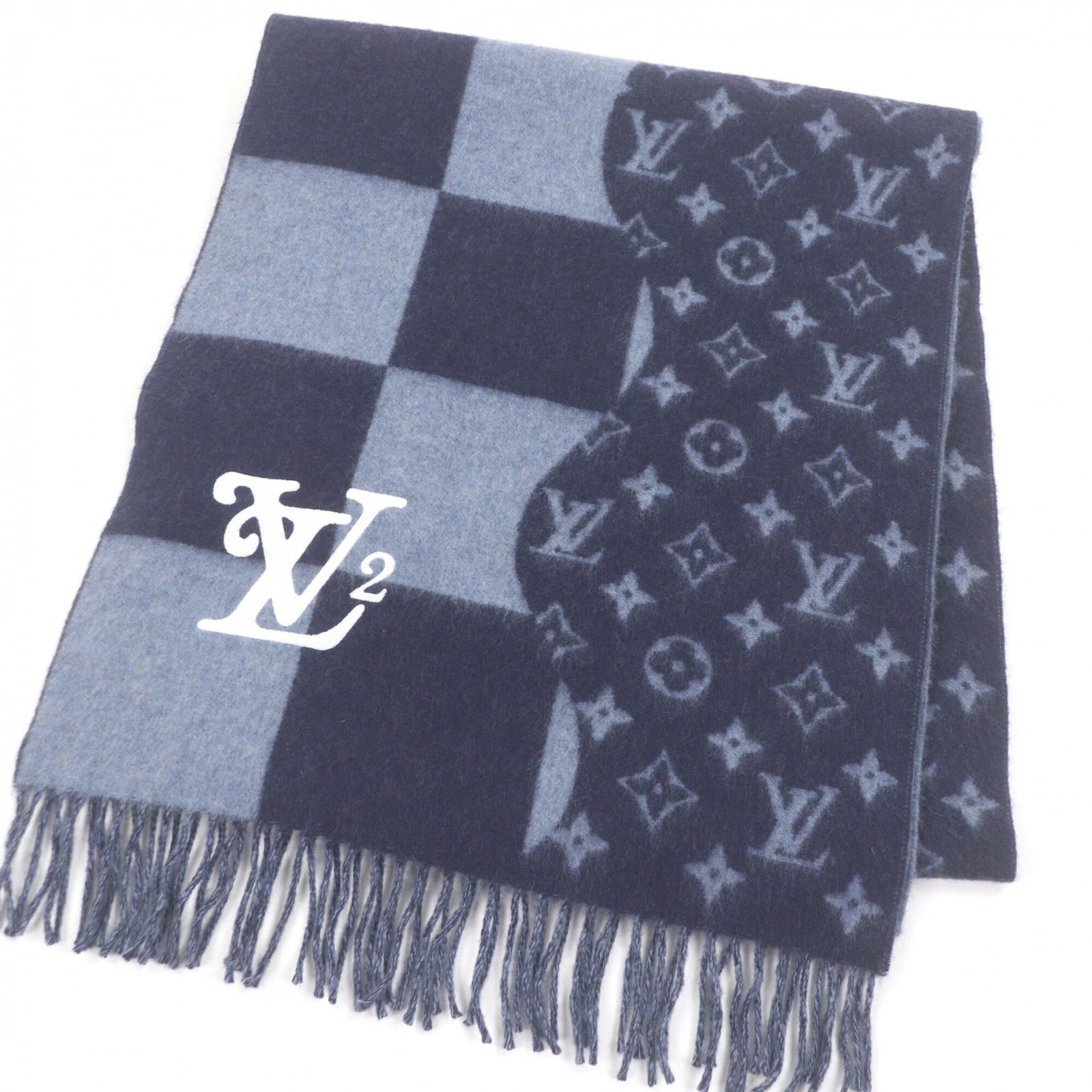 Cashmere Stole Louis Vuitton: Cashmere Stole Louis Vuitton Navy cashmere stole from Louis Vuitton, crafted in the United Kingdom, features a classic design with 100% cashmere material. Measuring 1.86m x 40.5cm, this stole is a