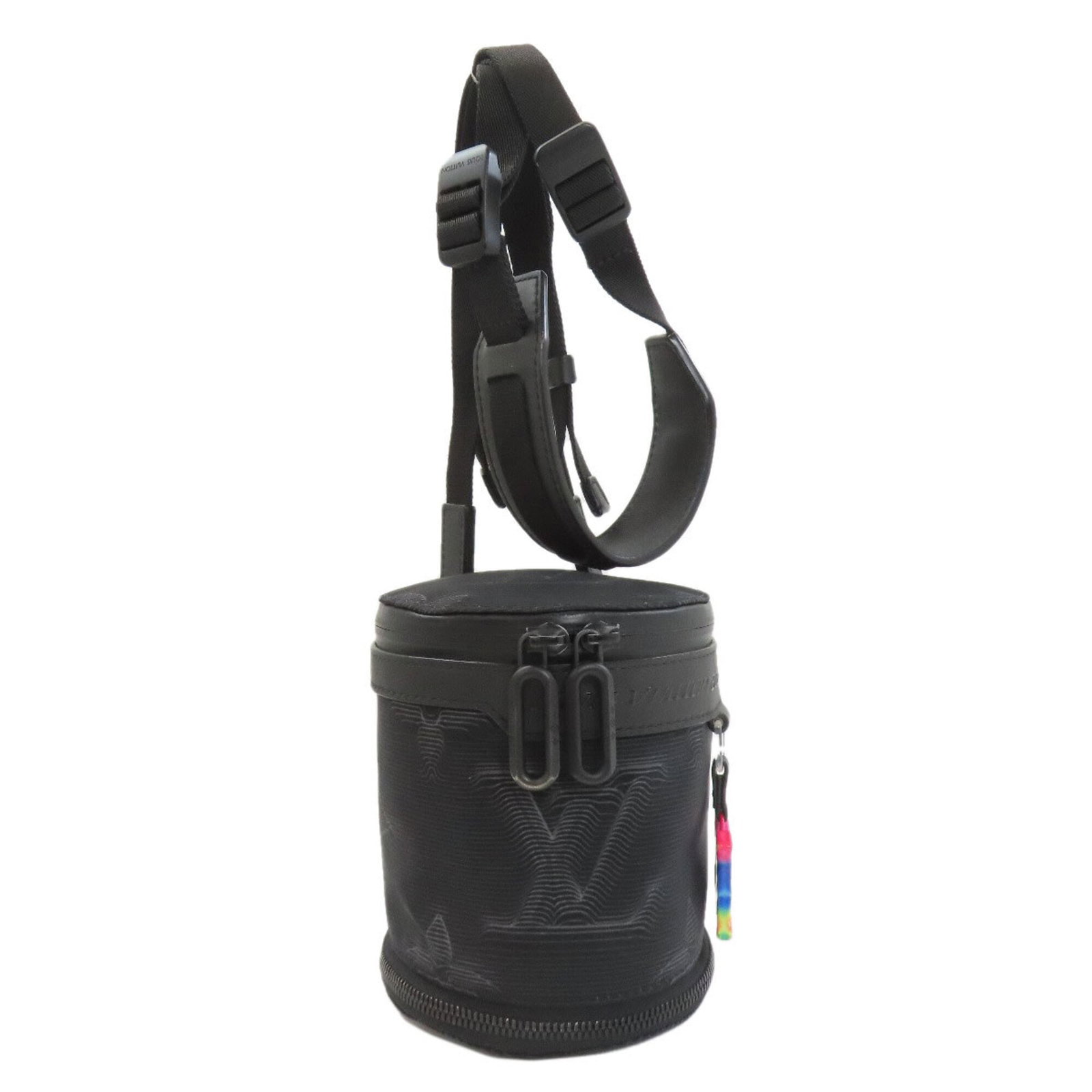 Shoulder Bag Nylon Louis Vuitton: Shoulder Bag Nylon Louis Vuitton Black Nylon Louis Vuitton Shoulder Bag with classic design and durable nylon material. Measuring 22.5cm x 12cm x 13cm, this stylish bag features a sleek and modern loo