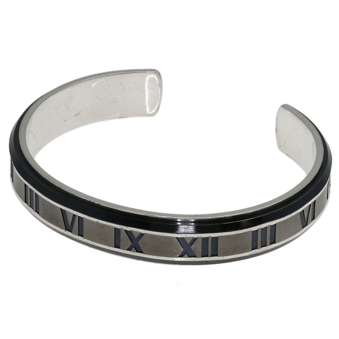 Titanium Silver Unisex Bangle Atlas Tiffany&Co: Titanium Silver Unisex Bangle Atlas Tiffany&Co Titanium Silver Unisex Bangle from Tiffany&Co. features a sleek and modern design. Made from high-quality silver, this bangle boasts a sophisticated