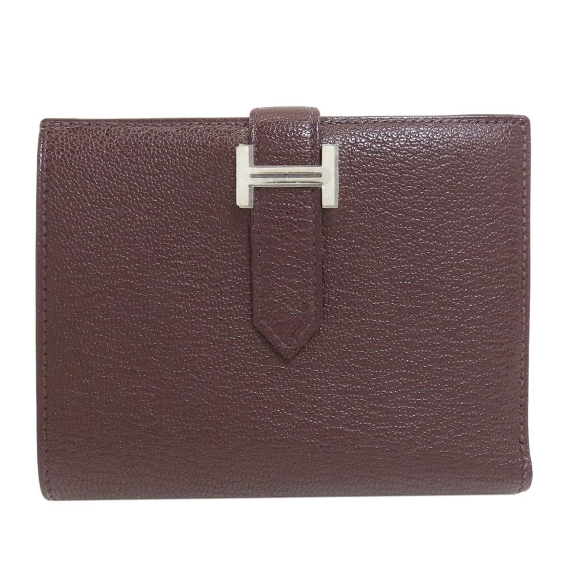 Chevre Compact Bifold Wallet Silverhardware With Coin Bearn Pocket Hermes: Chevre Compact Bifold Wallet Silverhardware With Coin Bearn Pocket Hermes Red Chevre Compact Bifold Wallet with Coin Bearn Pocket and Silver Hardware. This stylish bifold wallet features a unique