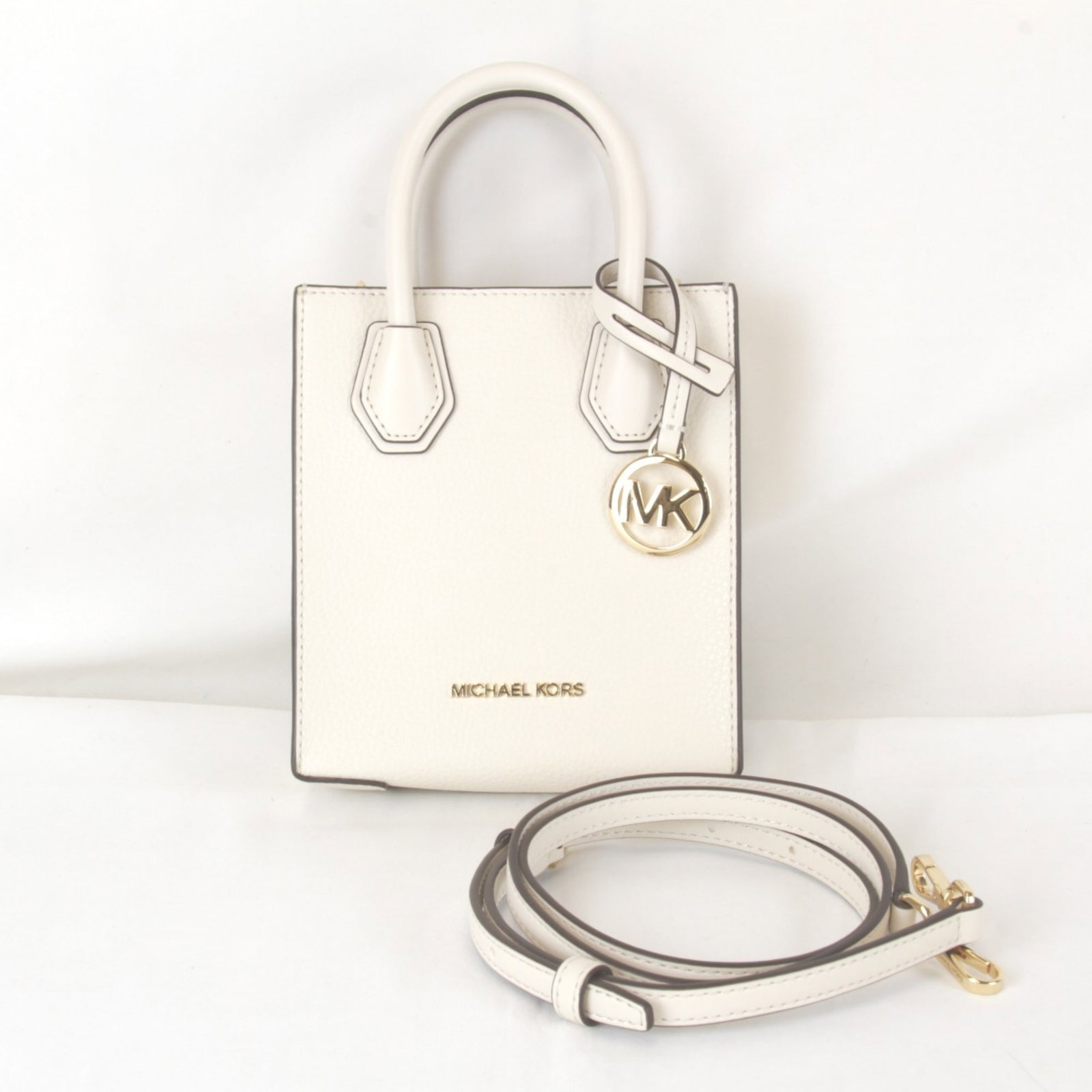Kors Leather Michael Shoulder Bag: Kors Leather Michael Shoulder Bag White leather shoulder bag with card holder, 17cm x 15cm x 6cm in size, 31cm long handle, and a sleek design. This bag features a classic style with a modern touch,