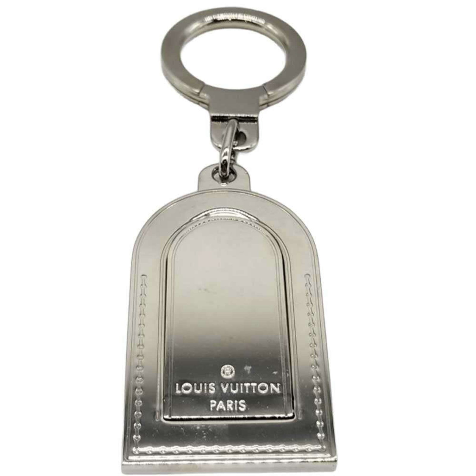 Vuitton Metal Louis Keyring: Vuitton Metal Louis Keyring Silver Metal Louis Vuitton Keyring, measuring 10cm x 3cm x 5.00mm, features a sleek metal design with a distinctive Louis Vuitton logo, adding a touch of luxury to any