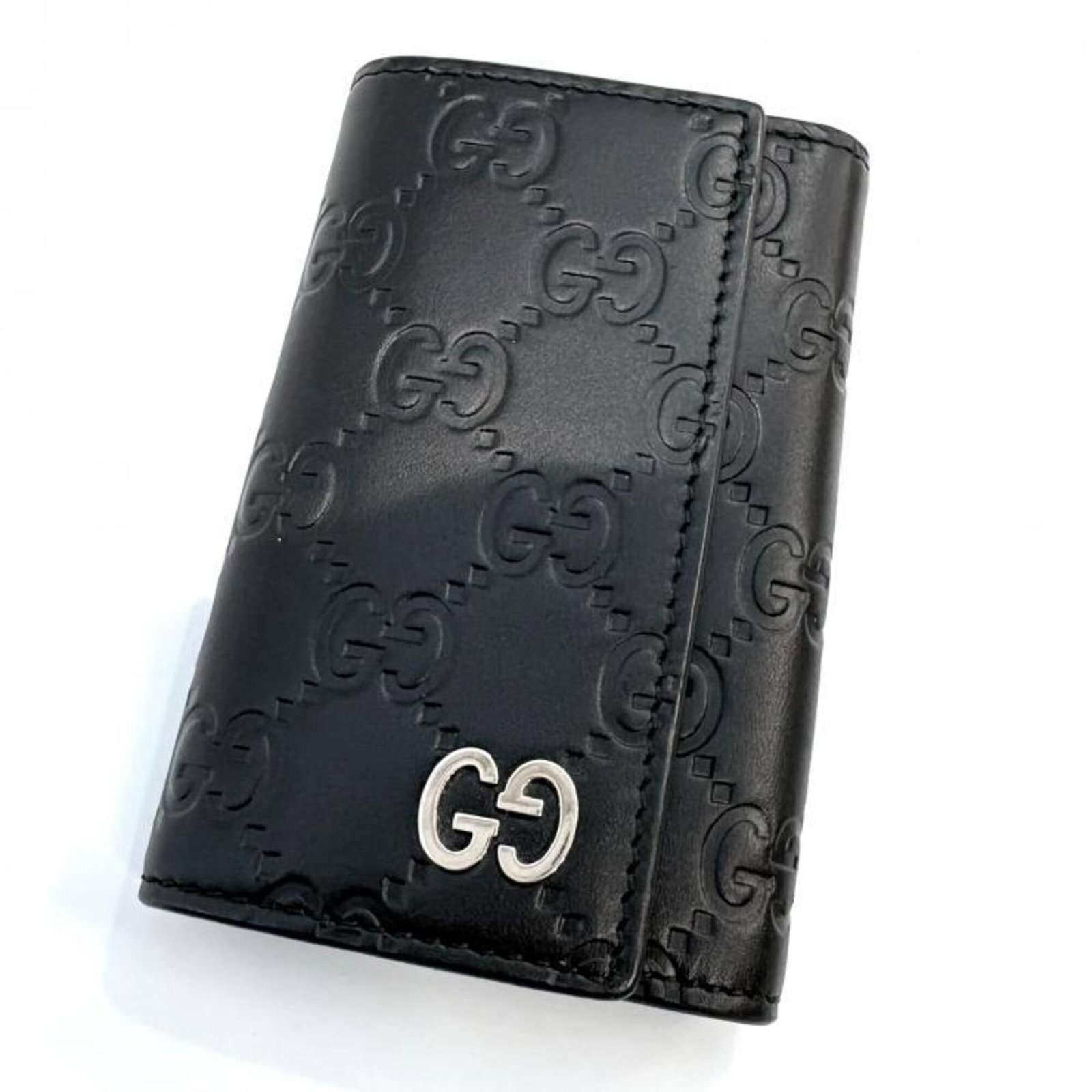Keycase Leather Gucci: Keycase Leather Gucci This Gucci keycase is crafted from high-quality black leather, specifically made from calfskin. Its sleek design and compact size make it a practical accessory for daily use. Mea