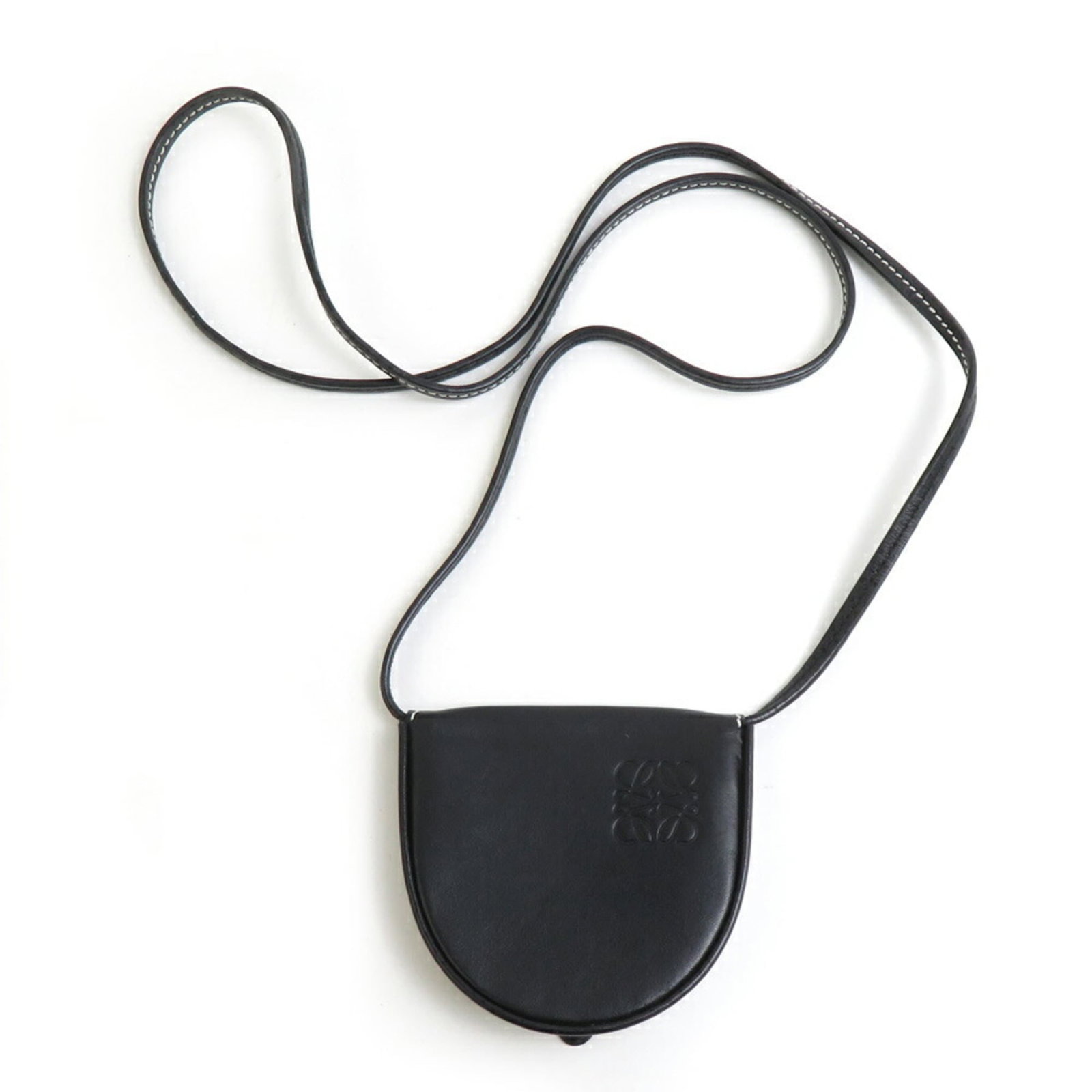 Pochette Leather Pouch Loewe: Pochette Leather Pouch Loewe Black leather pochette pouch from Loewe, measuring 8cm x 8.5cm x 2cm. This sleek and compact pouch is made from high-quality leather, offering a sophisticated and