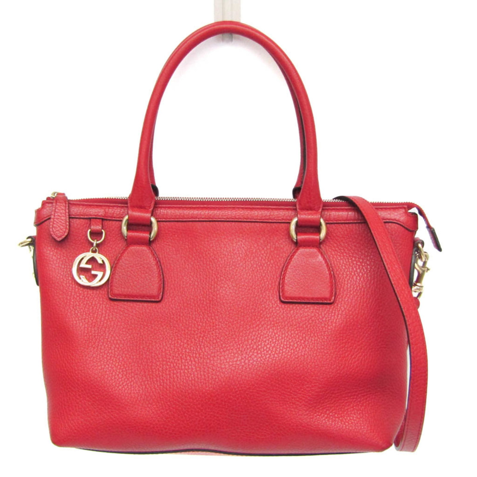 Shoulder Bag Leather Handbag Gucci: Shoulder Bag Leather Handbag Gucci Gucci's Interlocking G 449659 shoulder bag boasts a striking red leather exterior, complemented by champagne gold hardware. Measuring 23cm x 30cm x 12cm, this