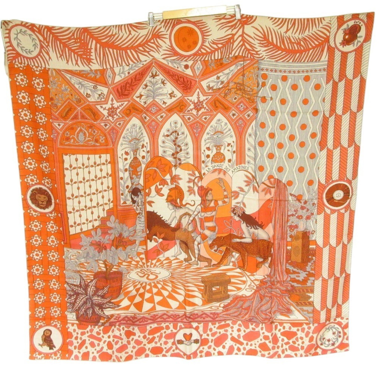 Cashmere Silk Scarf Hermes: Cashmere Silk Scarf Hermes Cashmere Silk Scarf from Hermes, measuring 1.35m x 1.35m, features a vibrant orange color and is made from a luxurious blend of cashmere and silk. This scarf is a notable ex