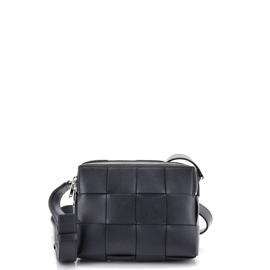 Intrecciato Leather Cassette Zip Crossbody Bag Bottega Veneta Maxi: Intrecciato Leather Cassette Zip Crossbody Bag Bottega Veneta Maxi Bottega Veneta's iconic Cassette Zip Crossbody Bag Maxi is a timeless piece of luxury fashion. This Intrecciato Leather bag boasts a 