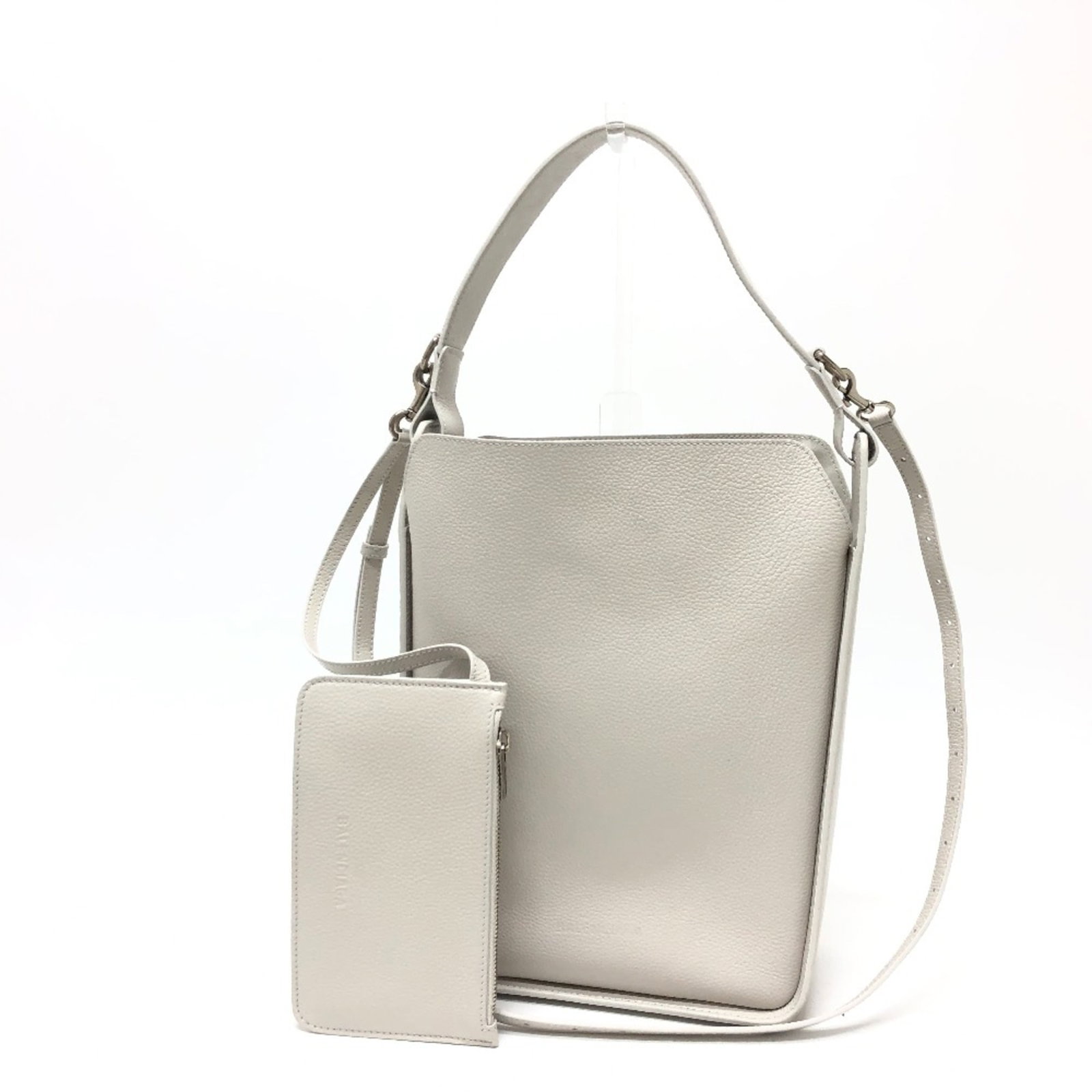 Bag Shoulder Leather Balenciaga: Bag Shoulder Leather Balenciaga White leather shoulder bag from Balenciaga, featuring a 42.1inch shoulder strap and a 17.3inch long handle, with a spacious pouch measuring 7.3 x 4.1 inches. The bag's 