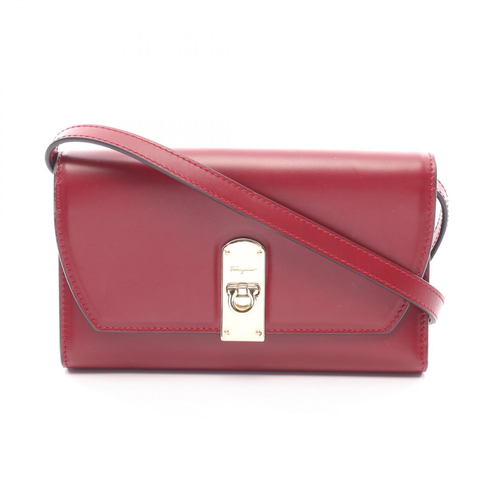 Ferragamo Leather Shoulder Bag: Ferragamo Leather Shoulder Bag Red leather shoulder bag with a size of 11cm x 18cm x 2cm, featuring a classic design. Made from high-quality leather, this bag is a stylish accessory for everyday use.