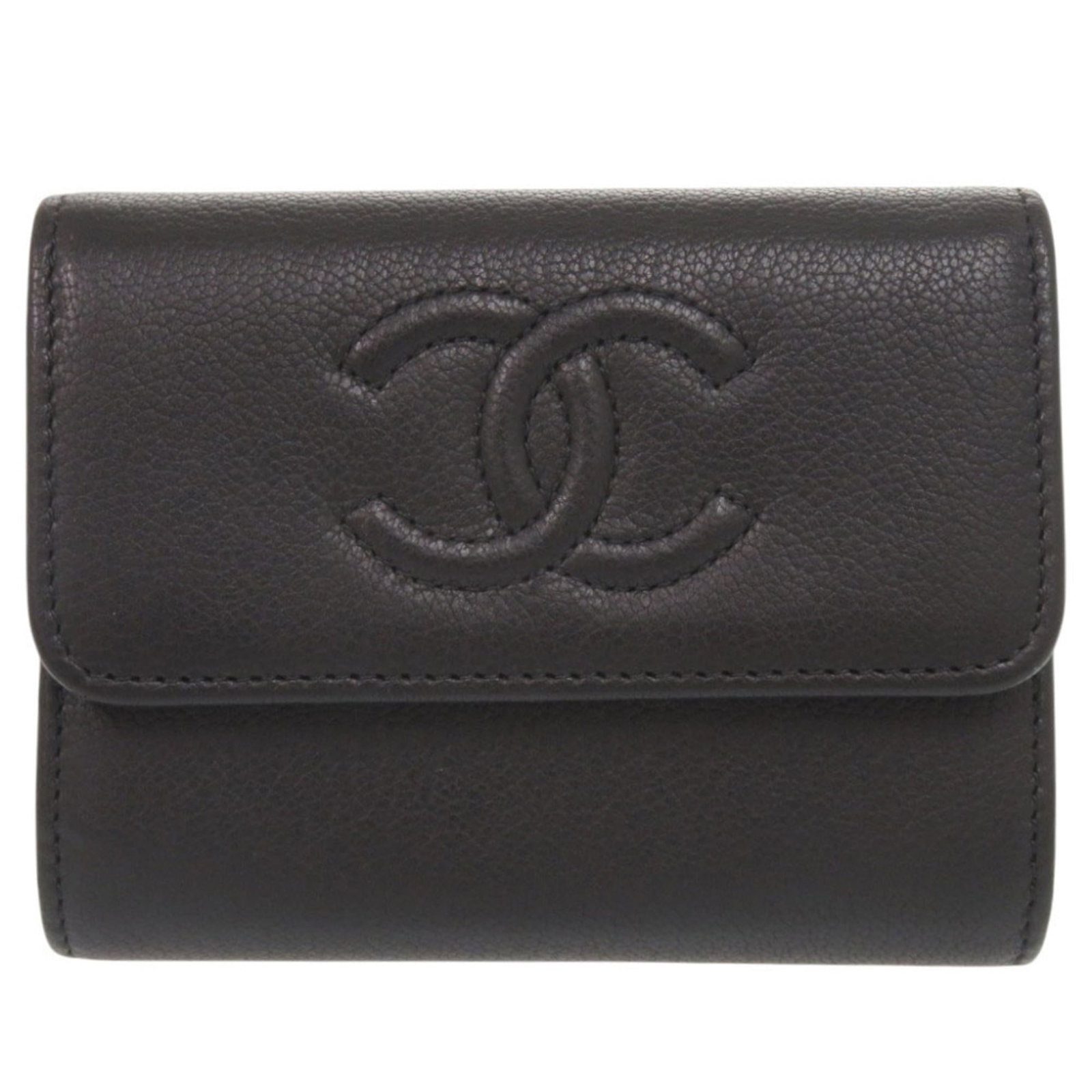 Chanel Card Case Leather: Chanel Card Case Leather Black leather card case from Chanel, crafted in Spain, measures 8.5cm x 11cm x 2cm. Bearer of a signature, this card case showcases the brand's iconic design. Made from