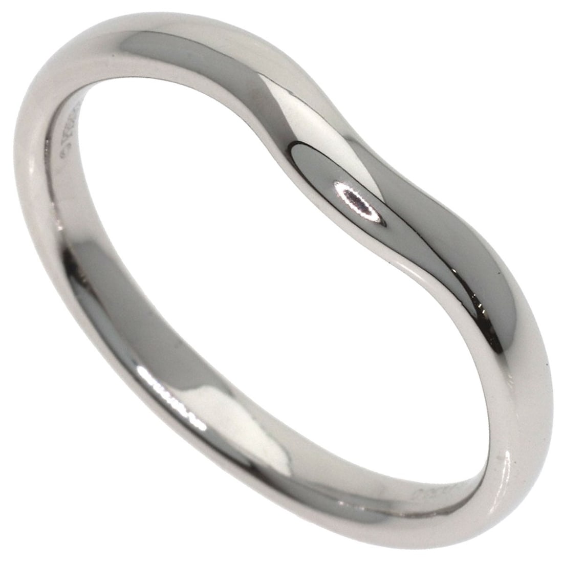 Tiffany Co Platinum Ring Band Curved: Tiffany Co Platinum Ring Band Curved Platinum band ring with a curved design, crafted by Tiffany & Co. in 950 platinum, a hallmark of exceptional quality. This elegant ring features a silver exterior
