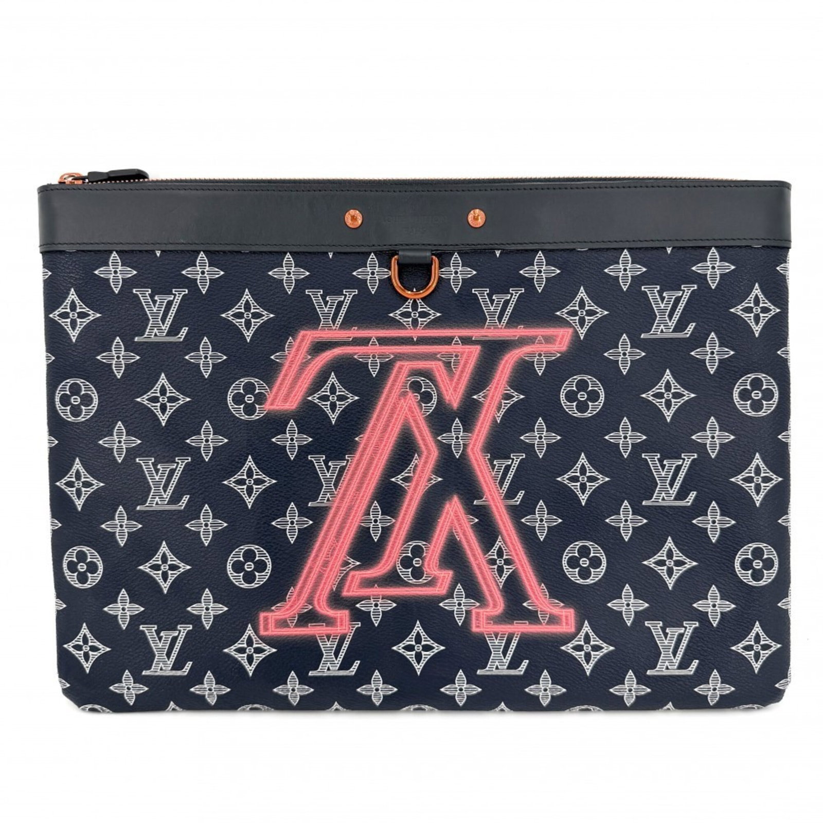 Pochette Monogram Clutch Bag Louis Vuitton: Pochette Monogram Clutch Bag Louis Vuitton Navy Monogram Clutch Bag with Classic Design, Measuring 25cm x 35cm x 1cm, Perfect for Adding a Touch of Elegance to Any Occasion. This Louis Vuitton