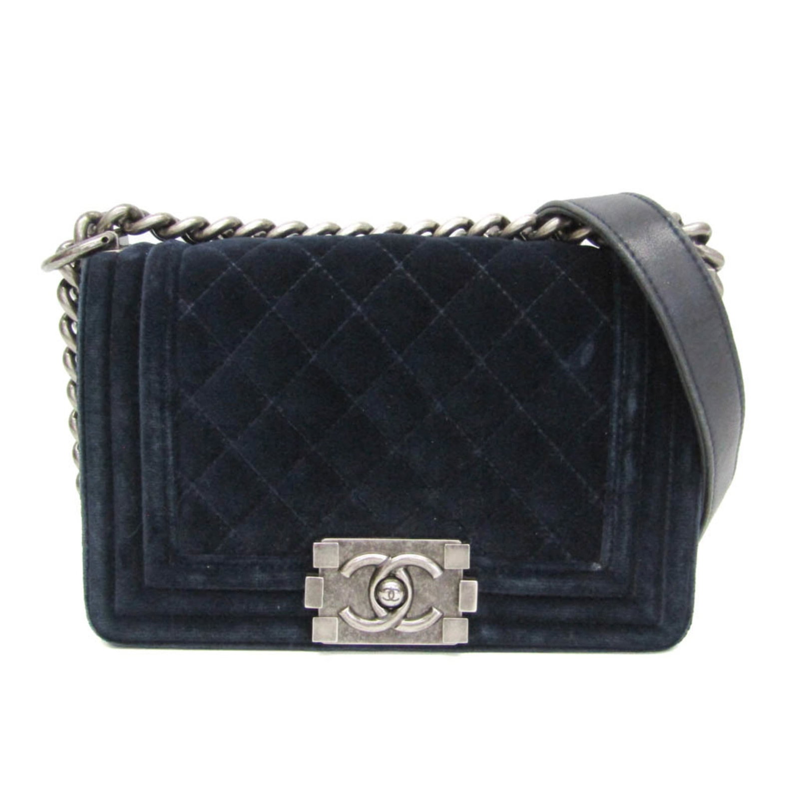 Velvet Chanel Bag Shoulder: Velvet Chanel Bag Shoulder Navy velvet, a luxurious and sophisticated touch, adorns this Chain shoulder bag from Chanel's Boy line. With its open pocket and push lock closure, this bag offers a practi