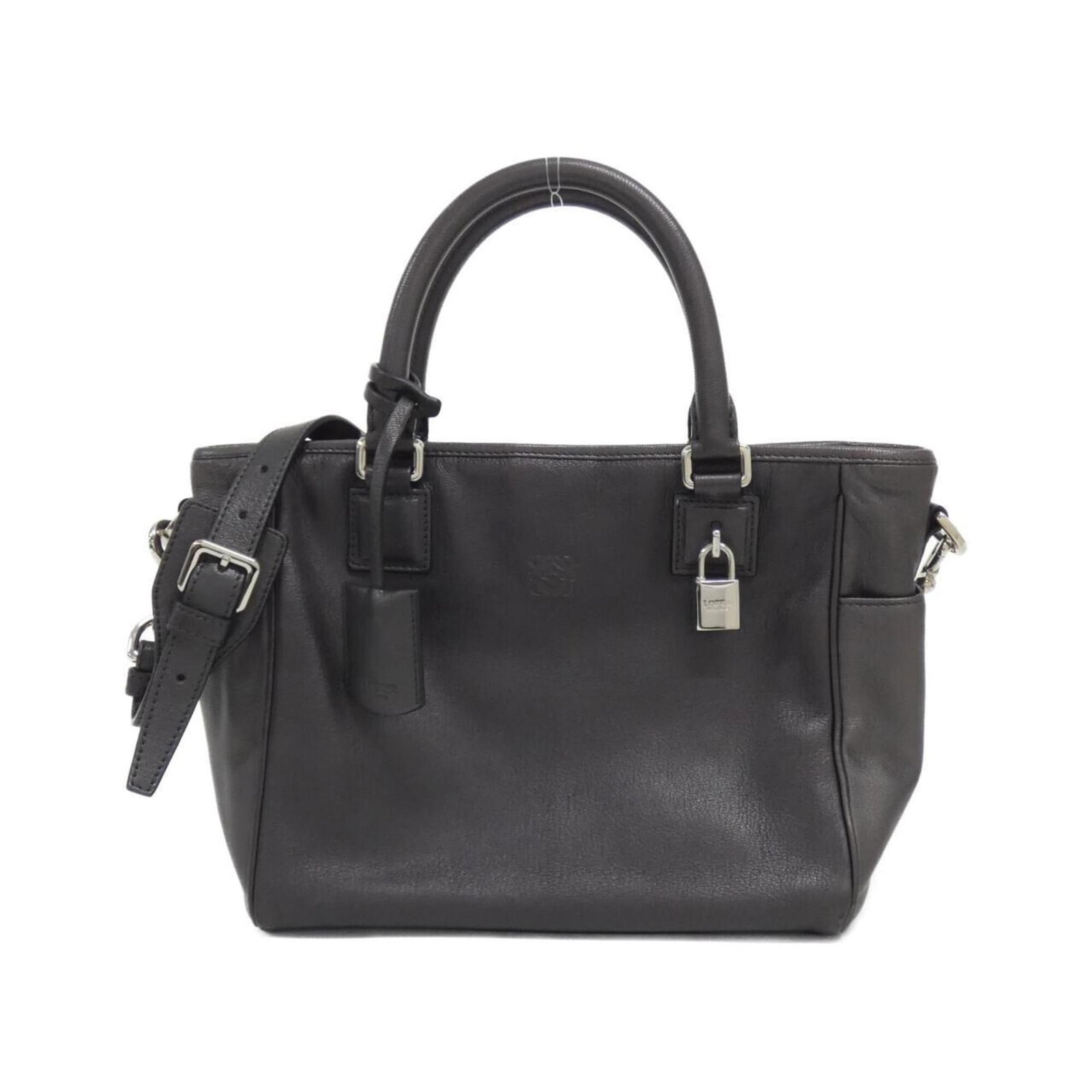 Handbag Leather Handbag: Handbag Leather Handbag The Loewe MPN 318 70 C86 Handbag is a stylish leather handbag made from high-quality goatskin, featuring a sleek gunmetal color and silver hardware. Measuring 20cm x 25cm x
