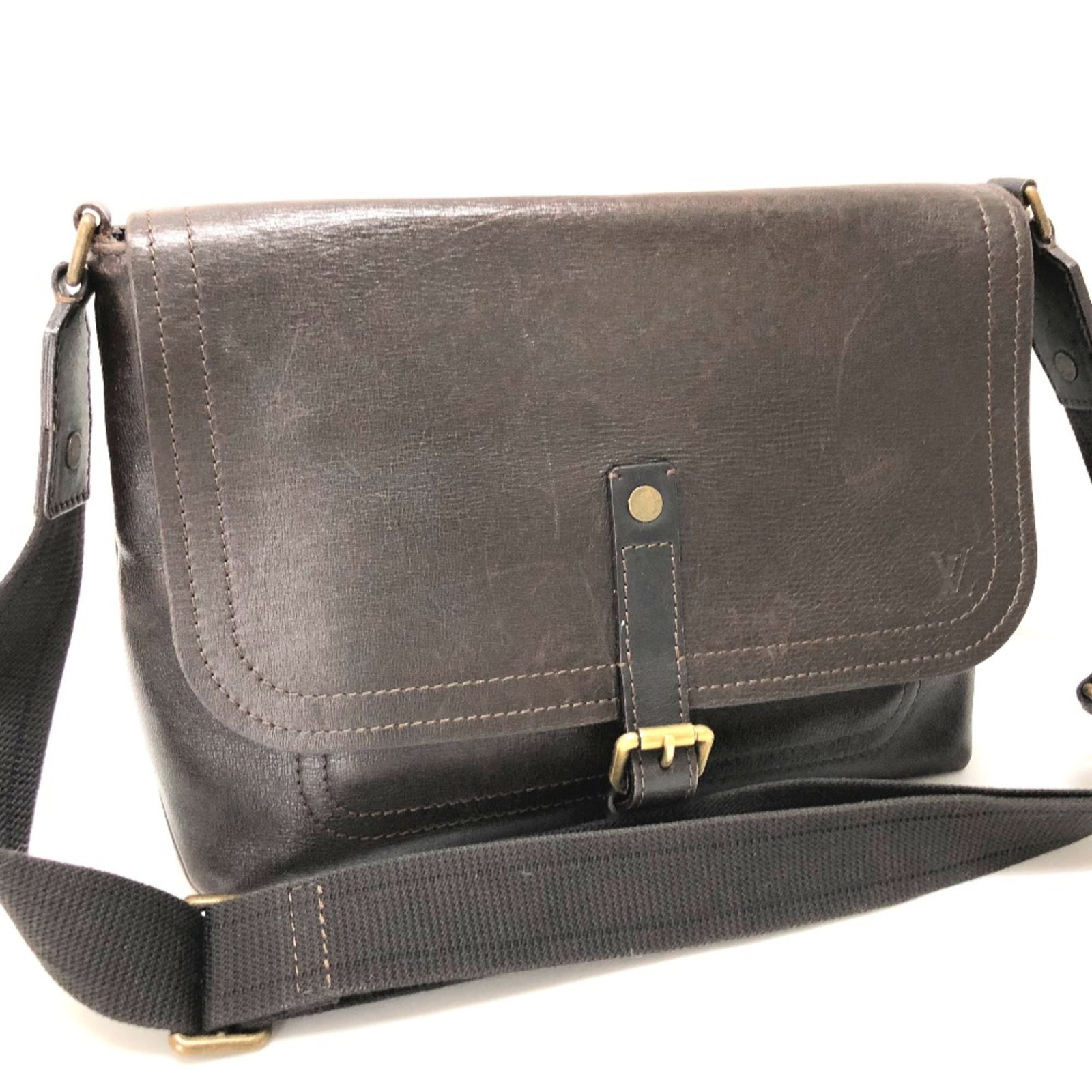 Shoulder Bag Leather Louis Vuitton: Shoulder Bag Leather Louis Vuitton Brown Leather Louis Vuitton Shoulder Bag, W34cmxH25cmxD11cm/W13.4xH9.8xD4.3inch, a classic shoulder bag made from high-quality leather. The bag features a timeless