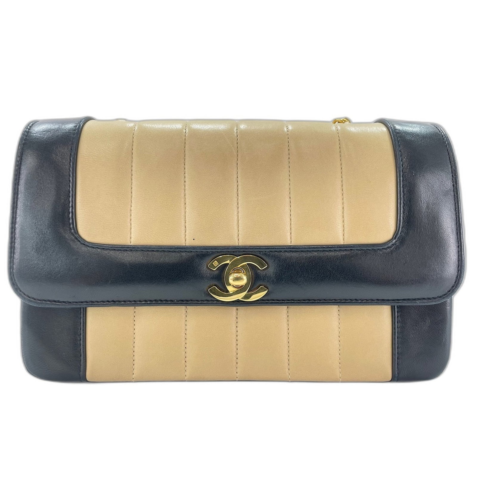 Shoulder Bag by Chanel: Shoulder Bag by Chanel Beige Chanel shoulder bag with a classic design, measuring 15cm x 22cm x 7cm, features a 107cm strap length. This stylish bag is made to be carried with ease, its compact size a