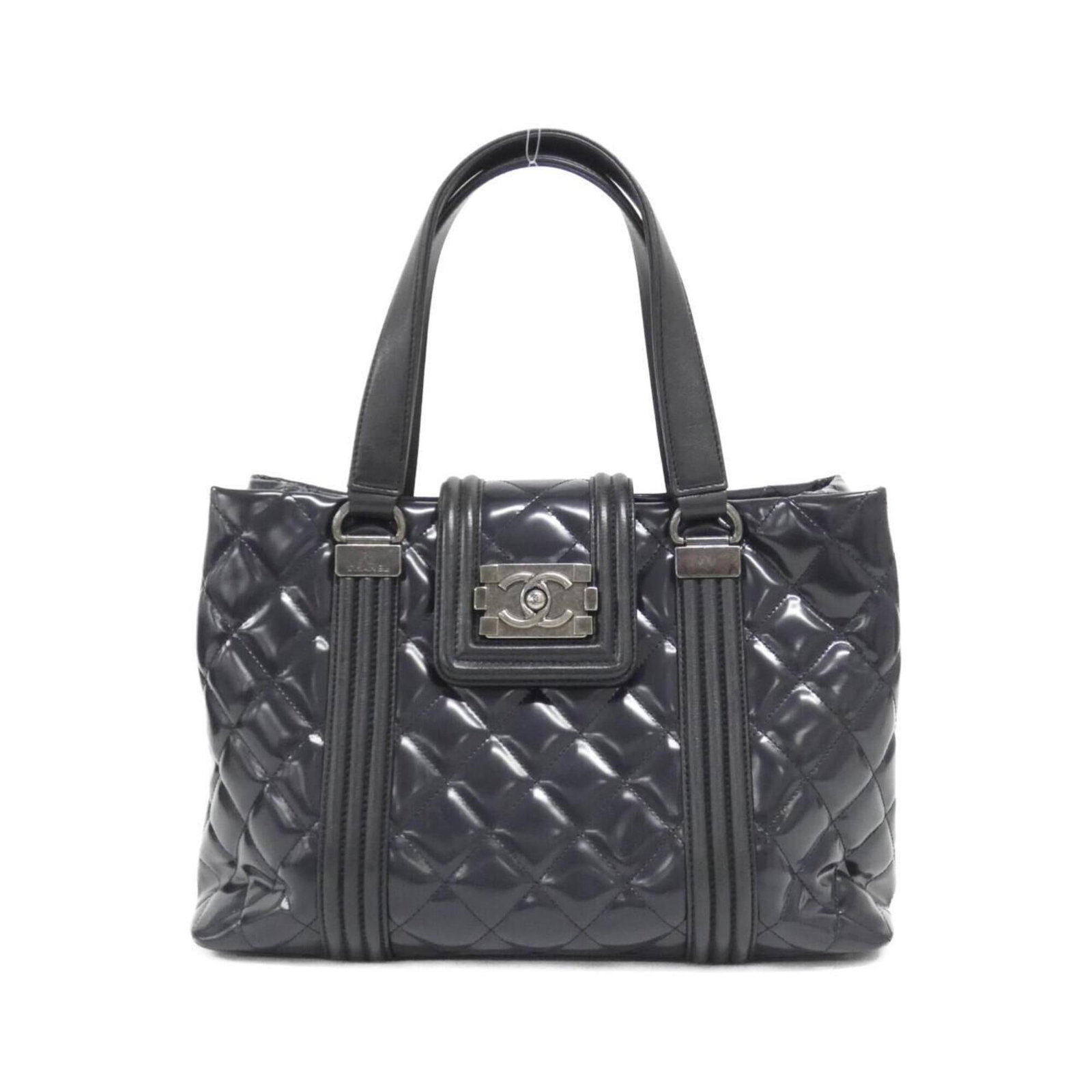 Handbag Chanel: Handbag Chanel Black Chanel handbag with dimensions 23cm x 32cm x 13cm, offering a sleek and compact design. The bag's size and shape make it a versatile accessory for everyday use. Item Specifics: