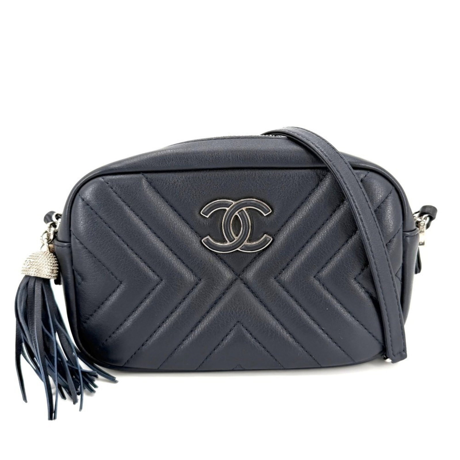 Shoulder Bag Leather Chanel: Shoulder Bag Leather Chanel Navy leather shoulder bag from Chanel, measuring 11cm x 18cm x 5cm. This classic design showcases the timeless elegance of the iconic brand. With its understated yet